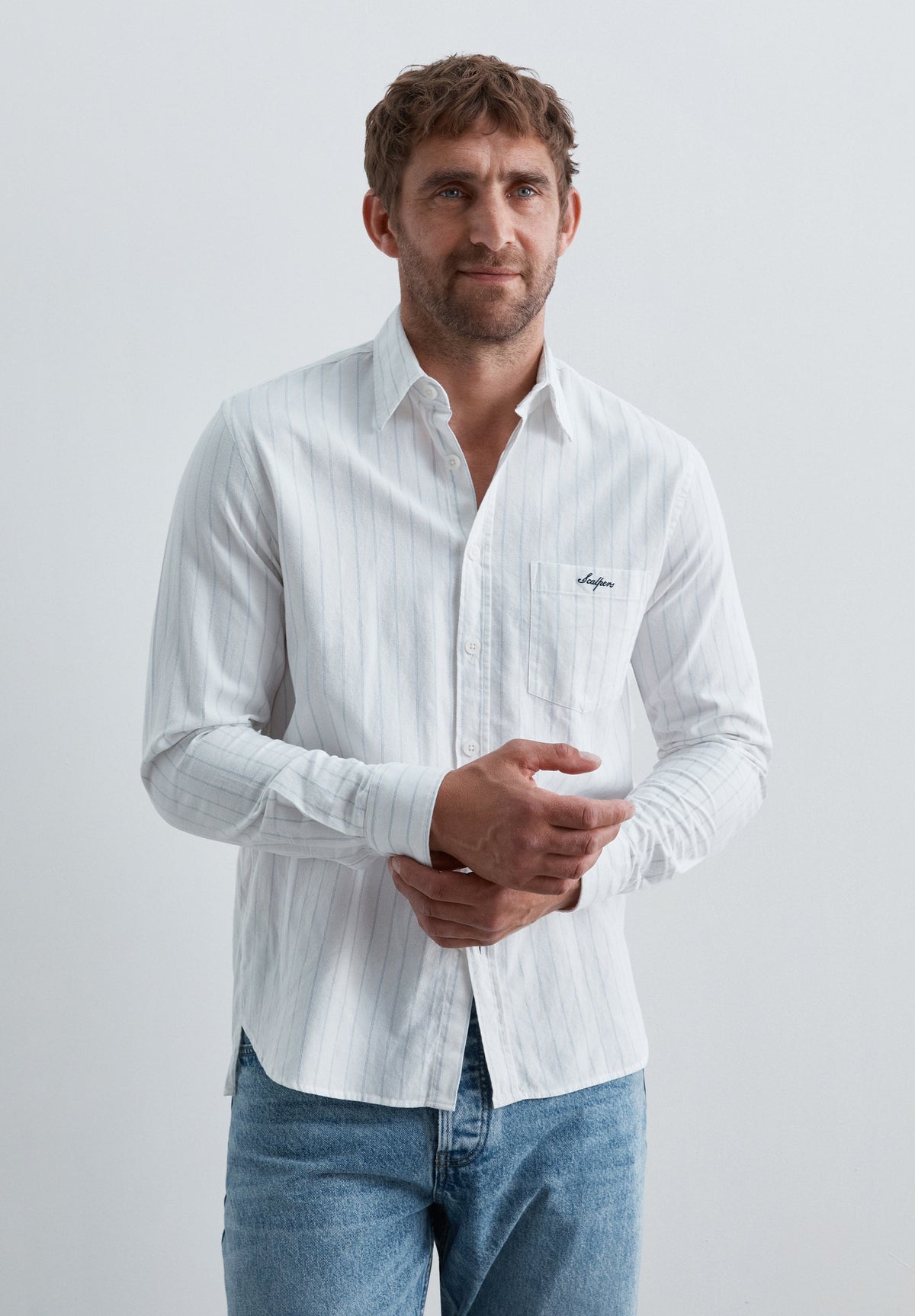 CAMISA OXFORD COM LOGÓTIPO NO BOLSO
