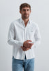 CAMISA OXFORD COM LOGÓTIPO NO BOLSO