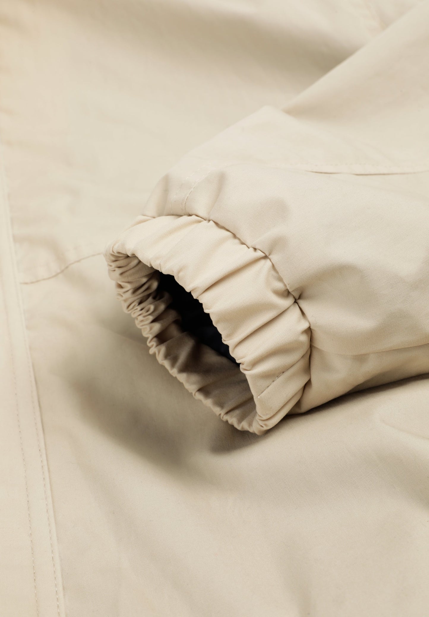 CASACO TÉCNICO COM CAPUZ OCULTO