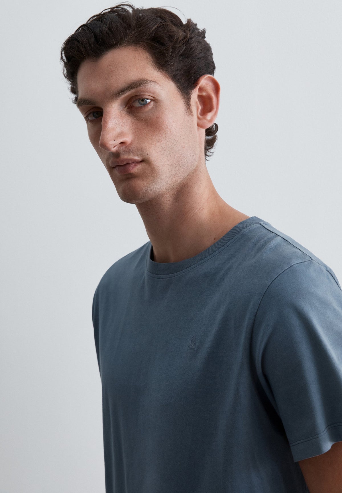 T-SHIRT SKULL BORDADA NO TOM