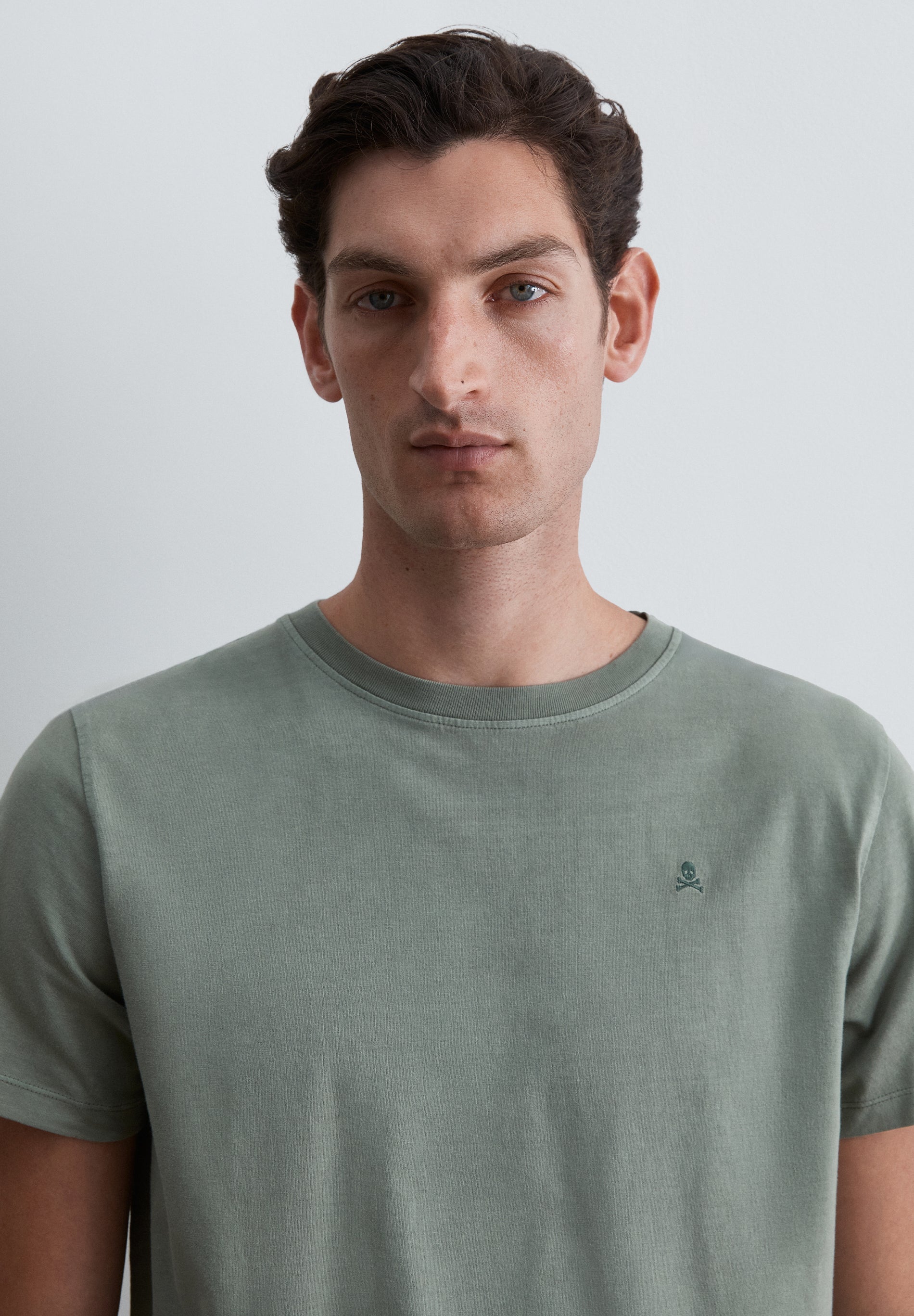 T-SHIRT SKULL BORDADA NO TOM