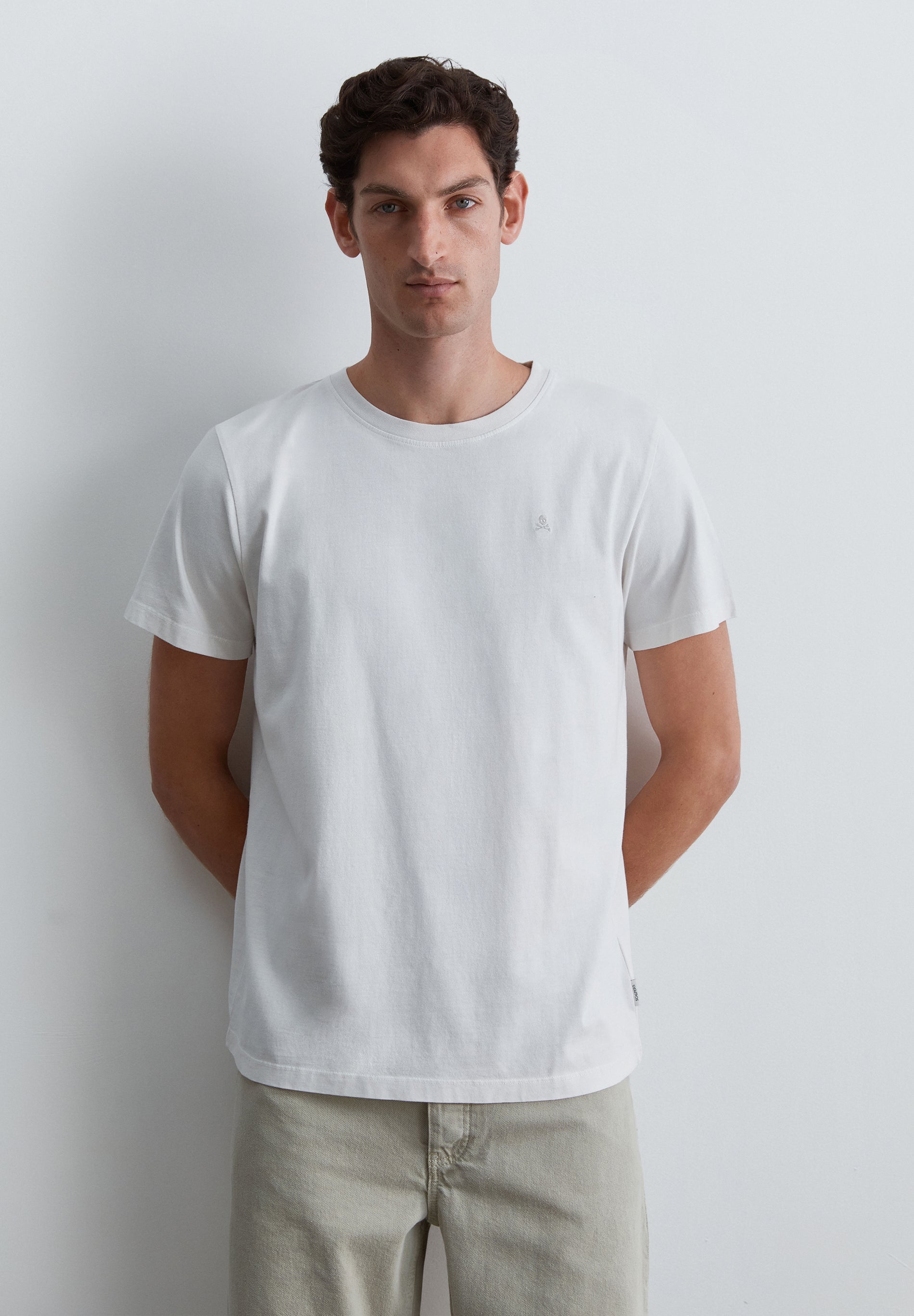 T-SHIRT SKULL BORDADA NO TOM