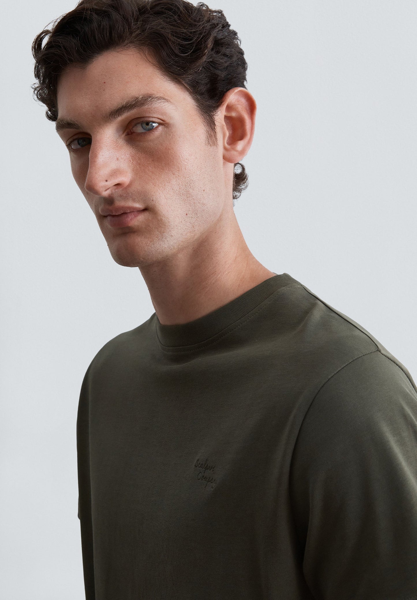 T-SHIRT BORDADA EM JERSEY PESADO