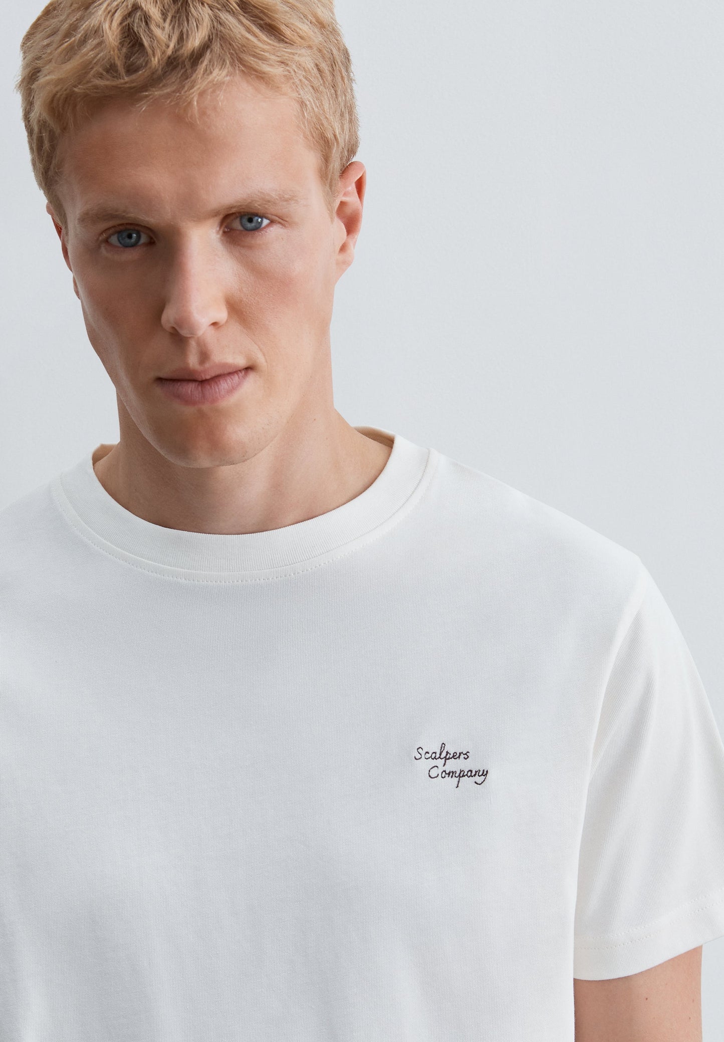 T-SHIRT BORDADA EM JERSEY PESADO