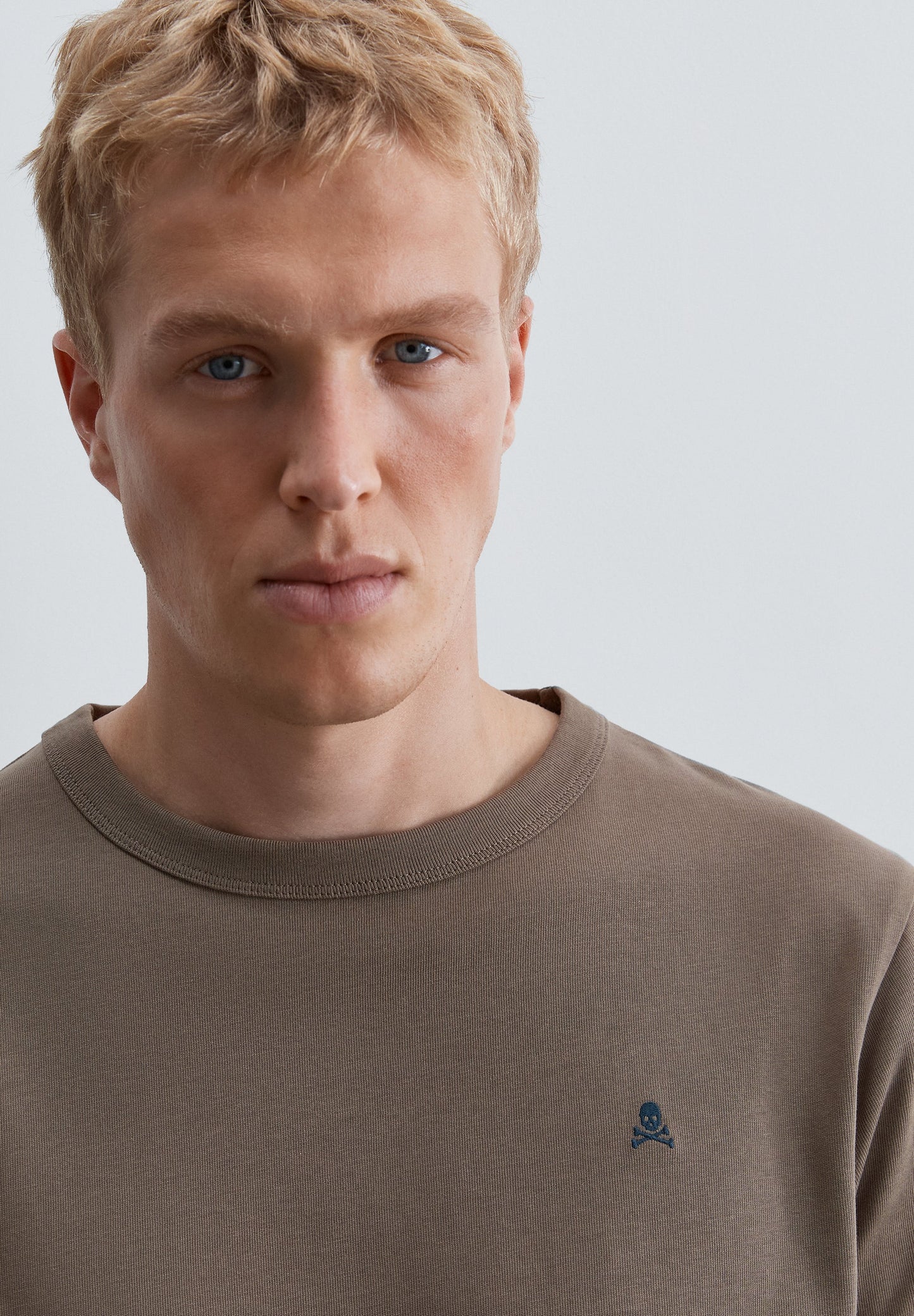 T-SHIRT COM SKULL EM CONTRASTE