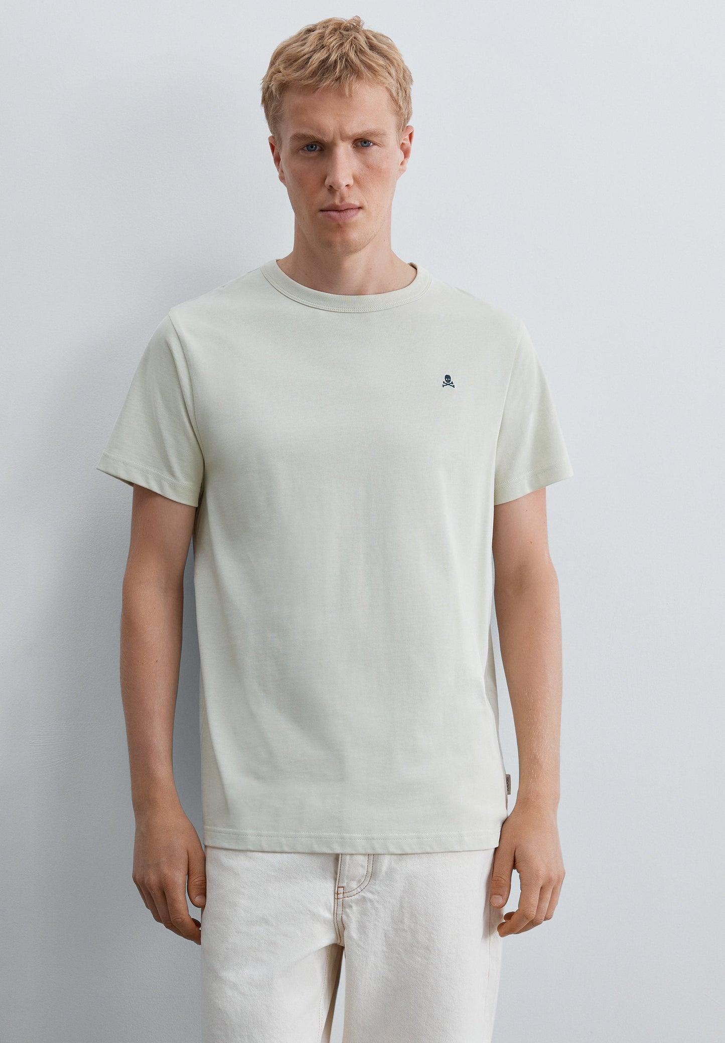 T-SHIRT COM SKULL EM CONTRASTE