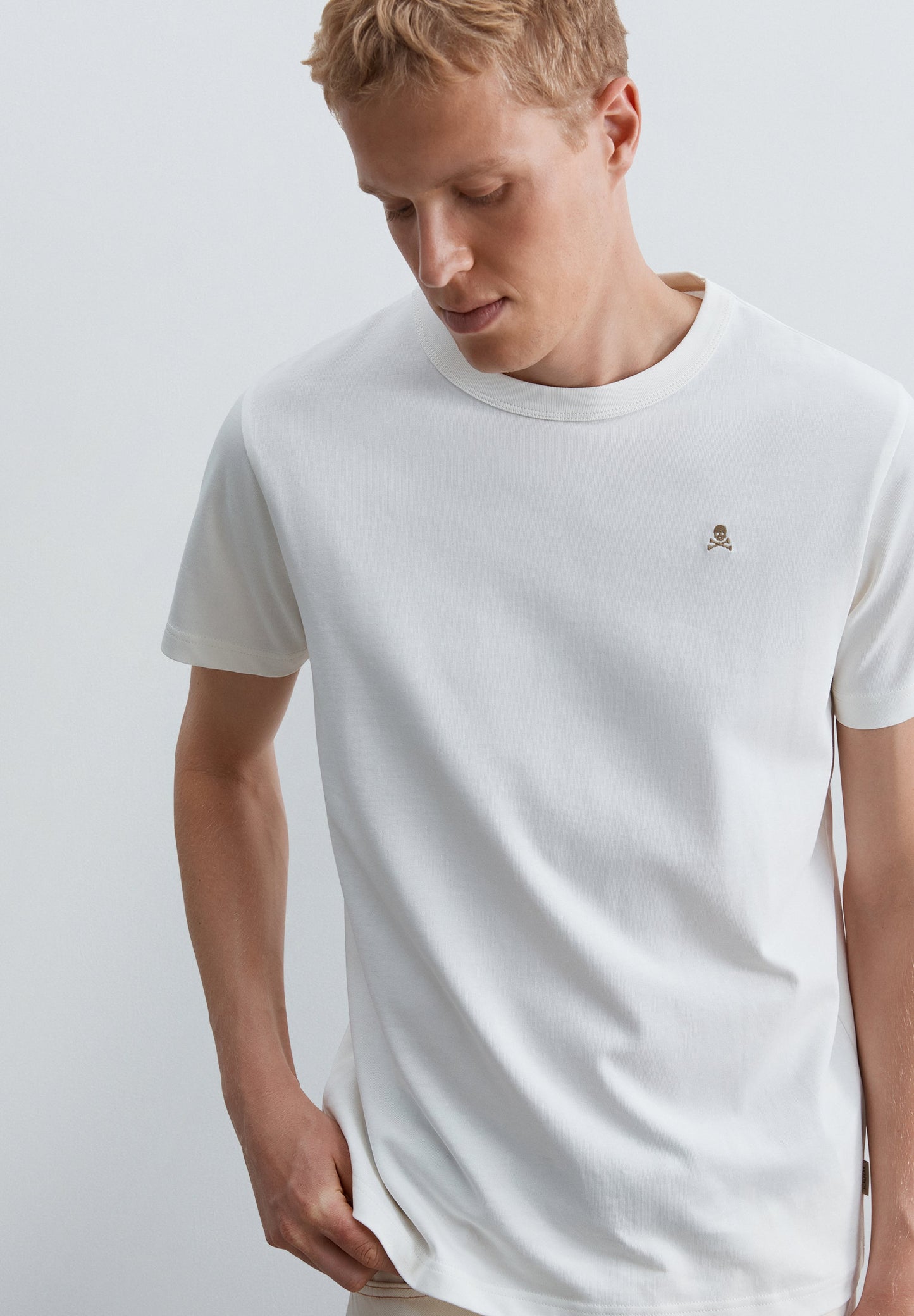 T-SHIRT COM SKULL EM CONTRASTE