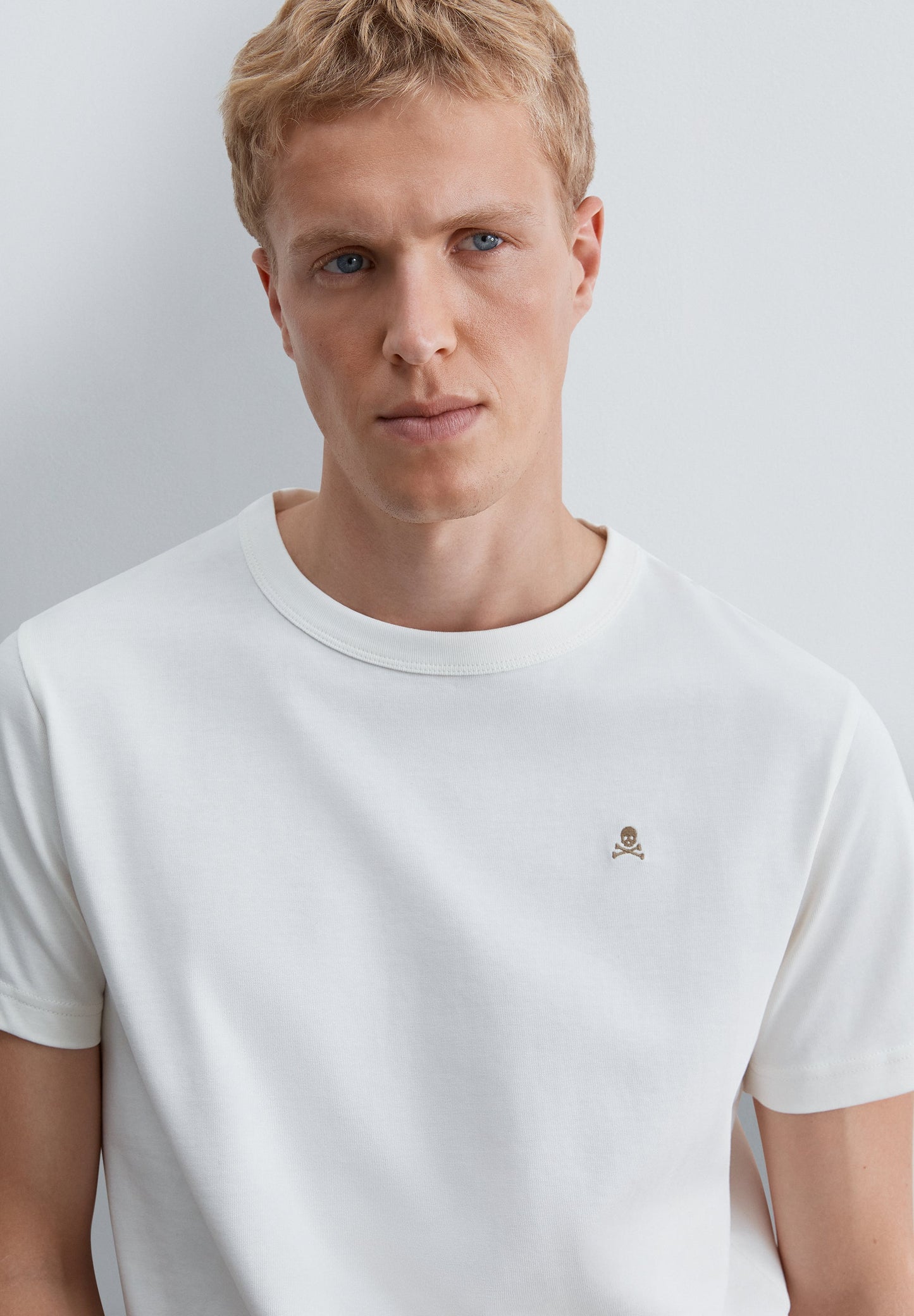 T-SHIRT COM SKULL EM CONTRASTE