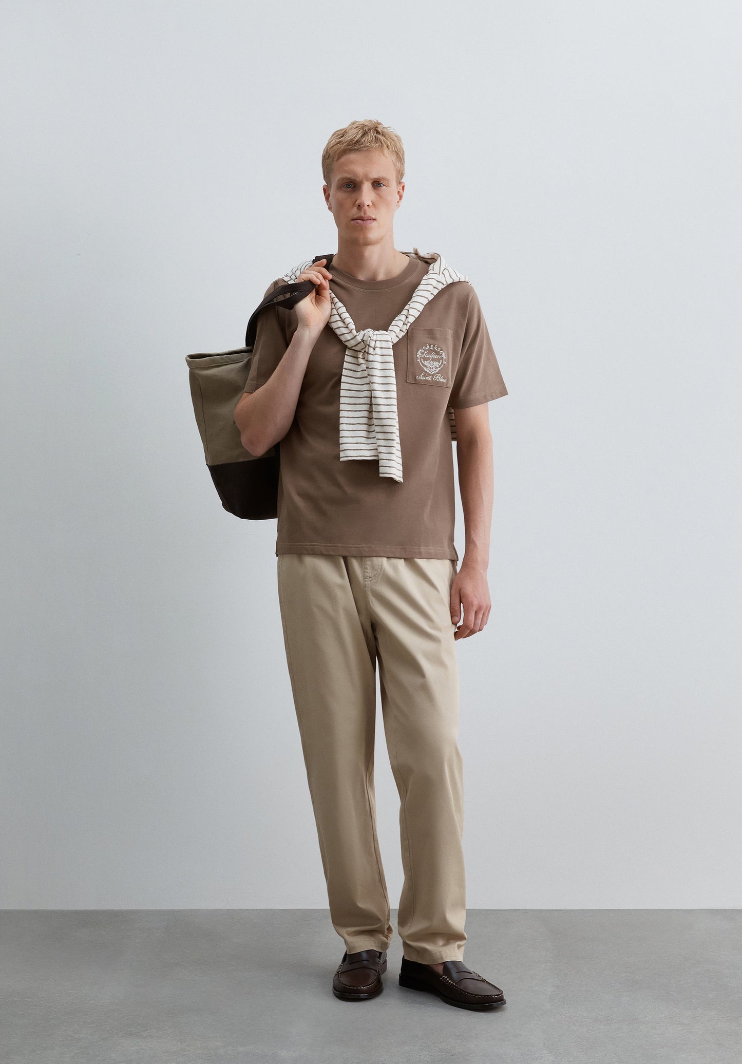 T-SHIRT COM BORDADO BOXY FIT