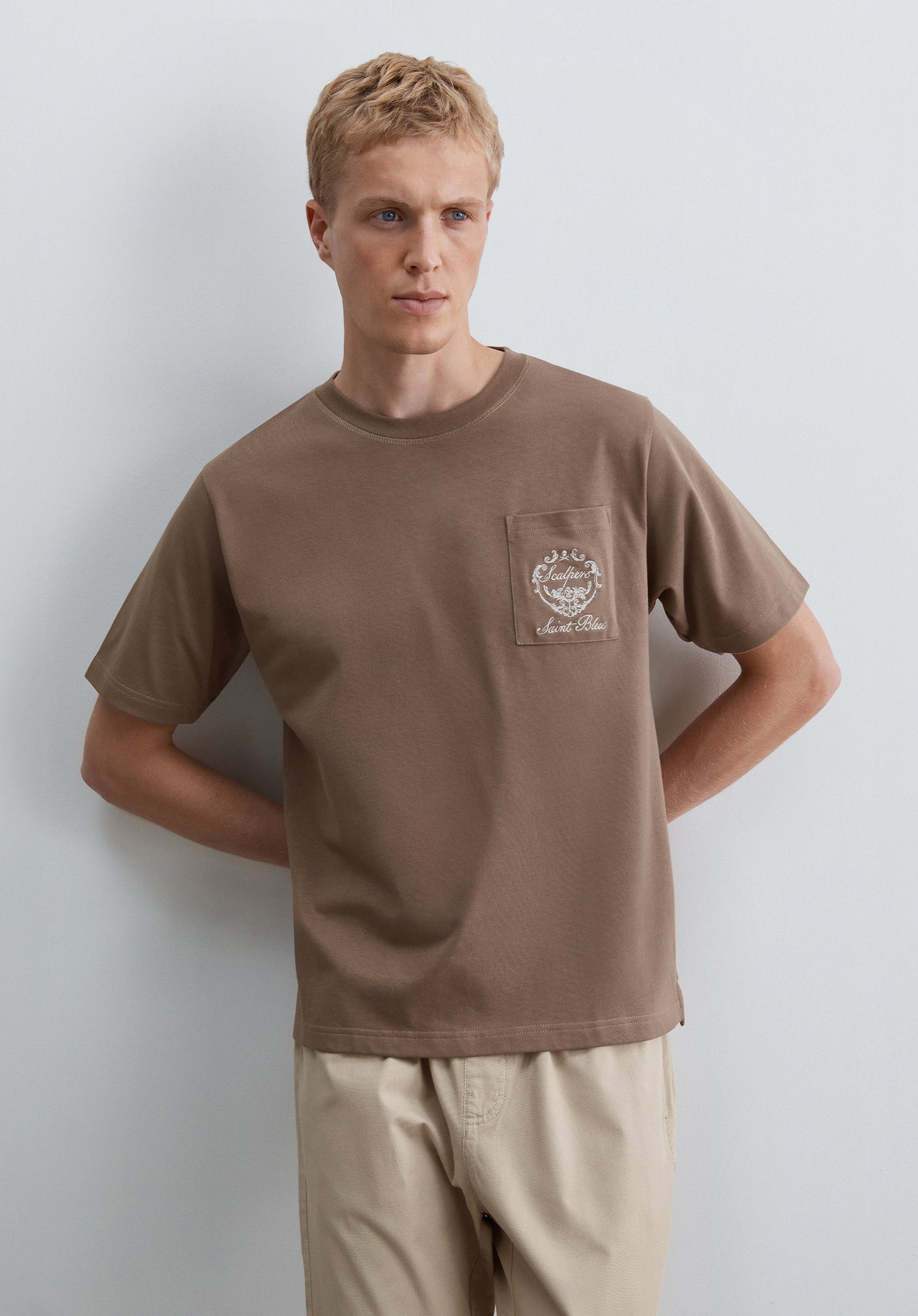 T-SHIRT COM BORDADO BOXY FIT