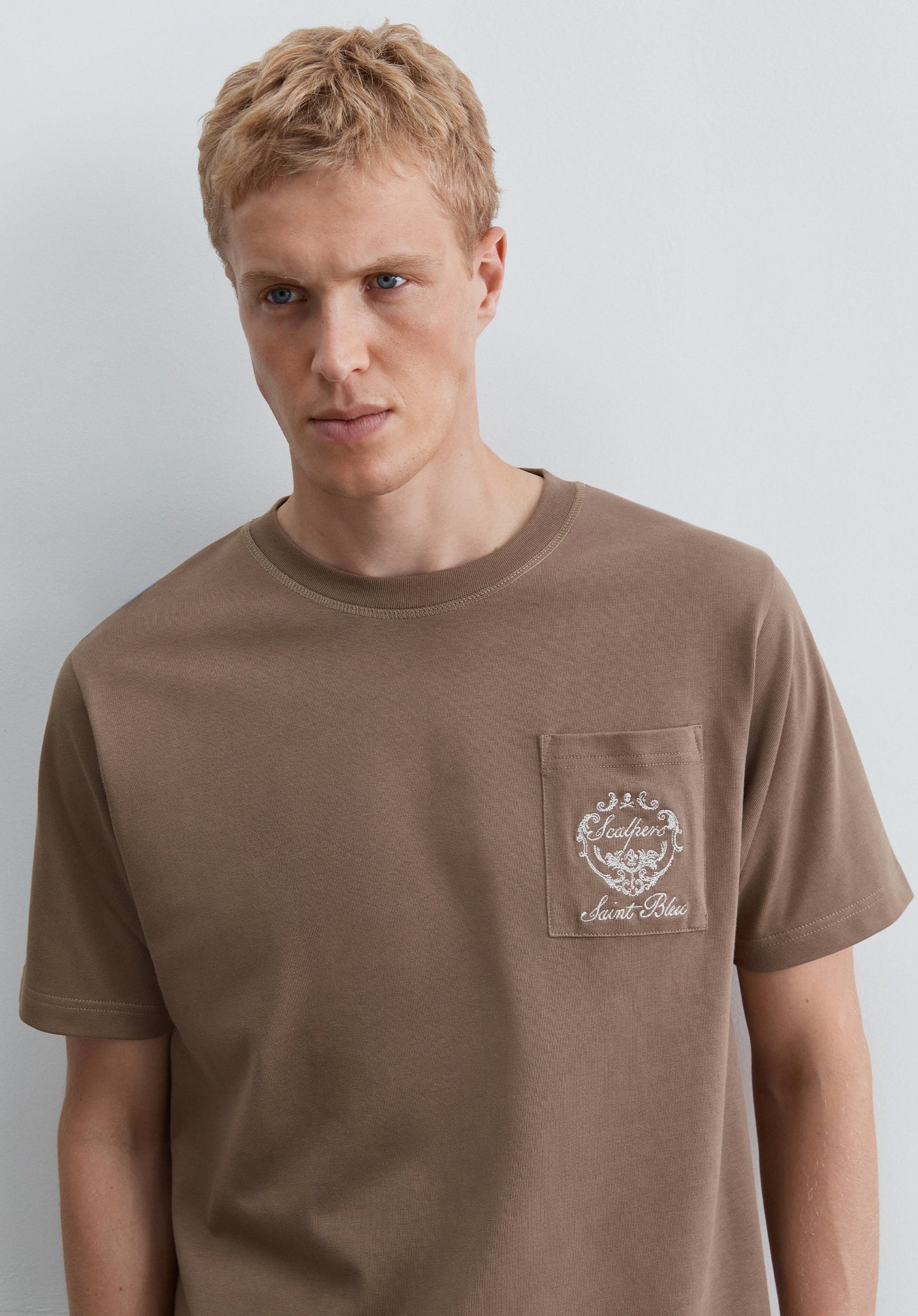 T-SHIRT COM BORDADO BOXY FIT