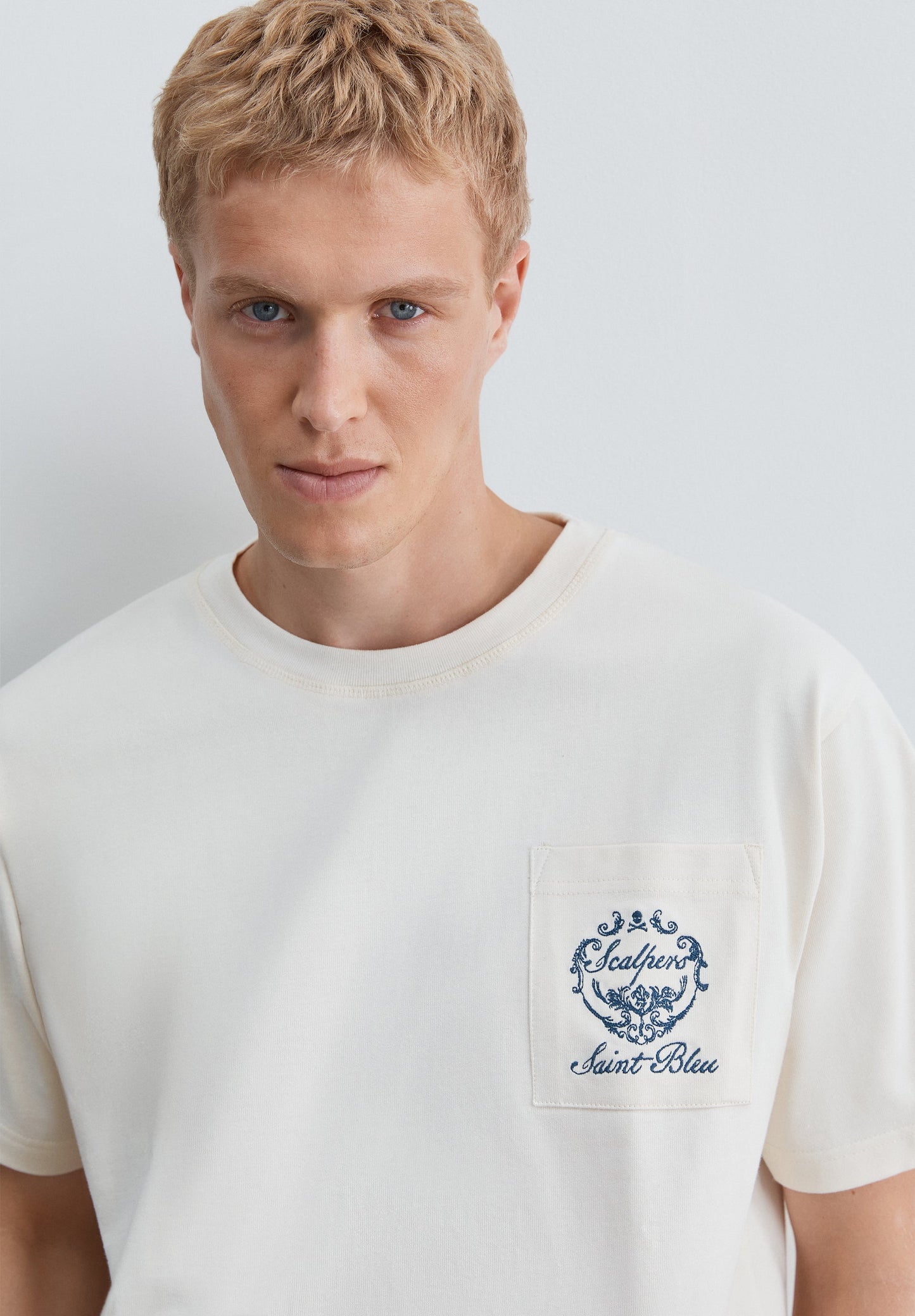 T-SHIRT COM BORDADO BOXY FIT