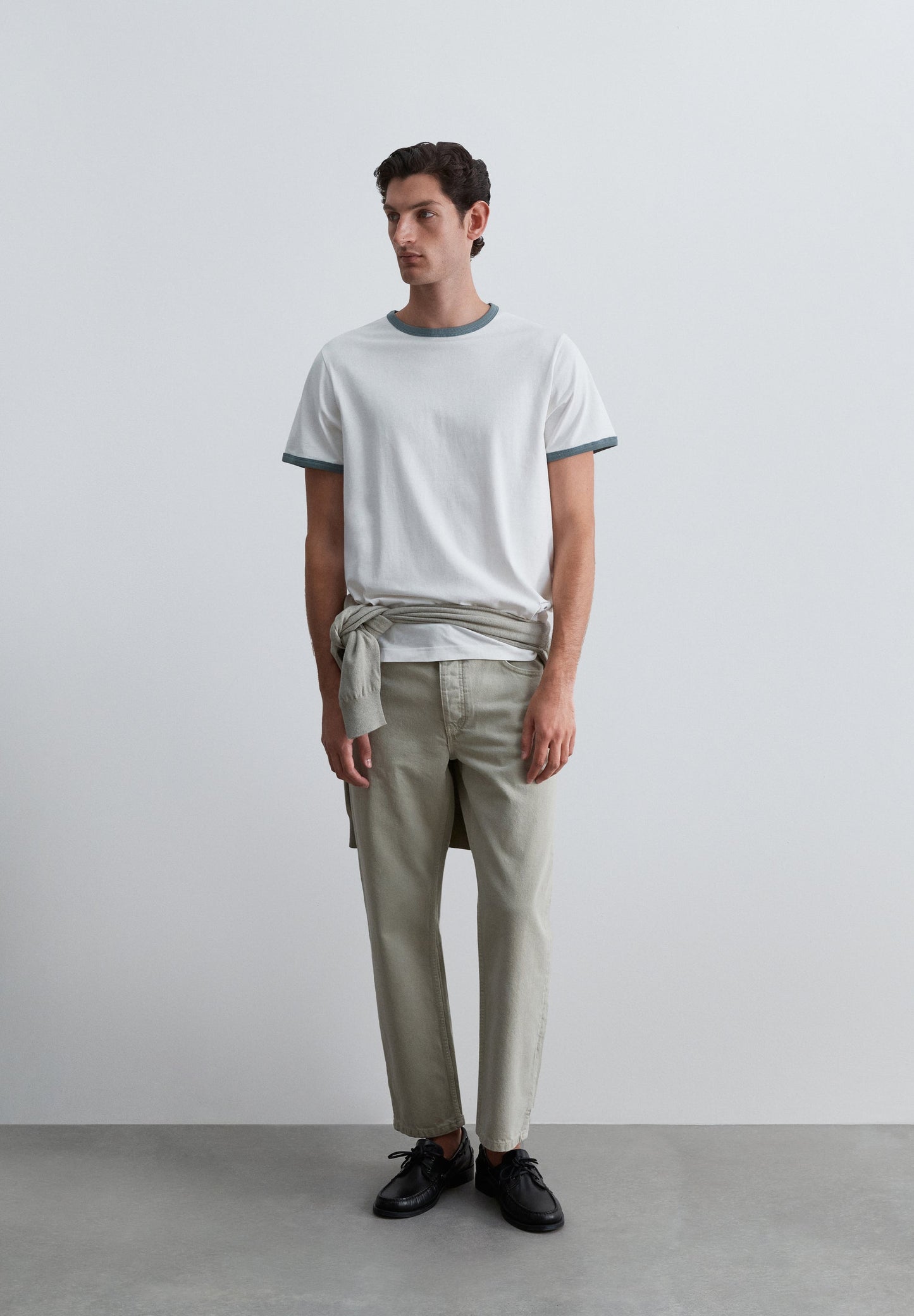 T-SHIRT COM NERVURAS EM CONTRASTE