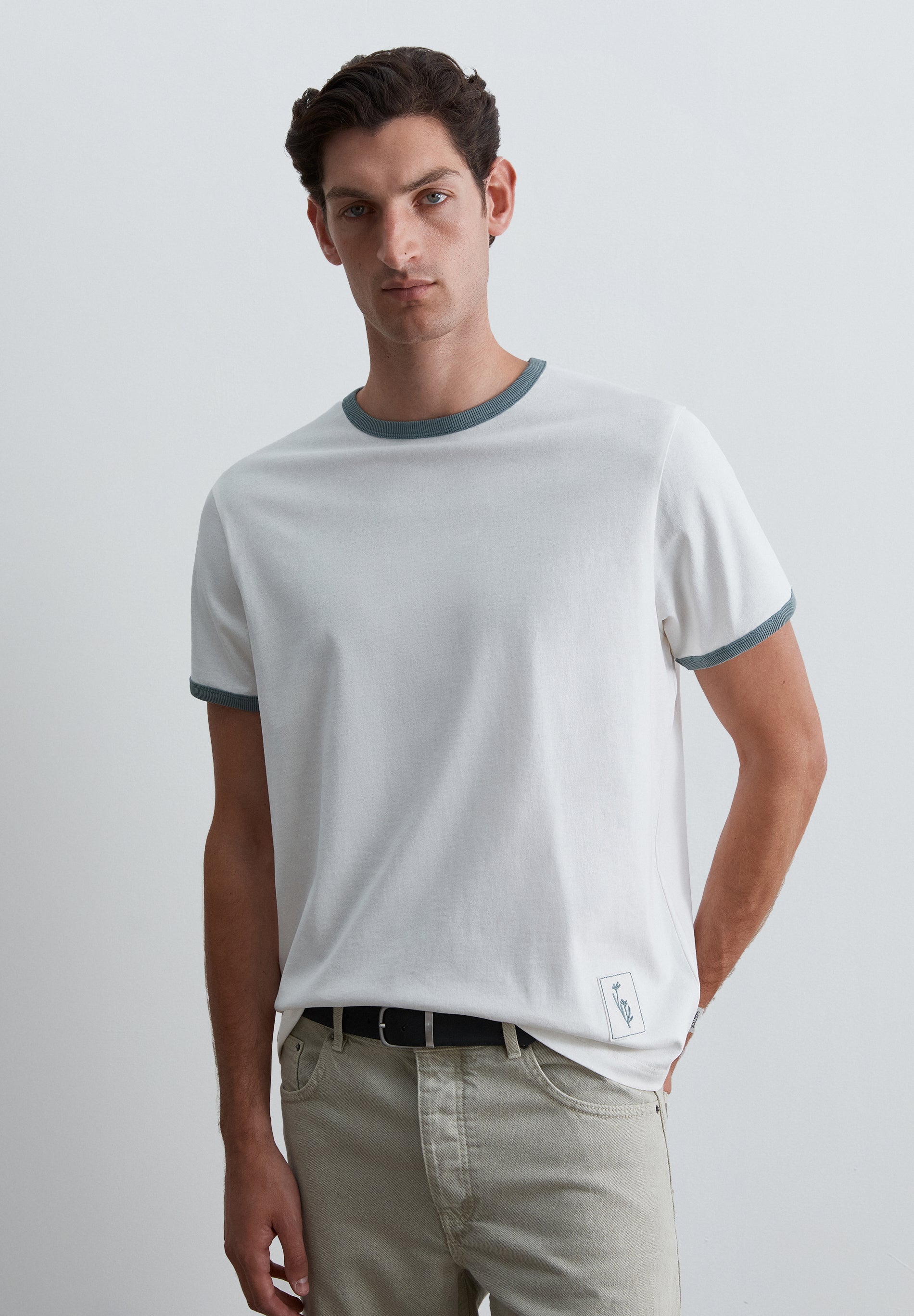 T-SHIRT COM NERVURAS EM CONTRASTE