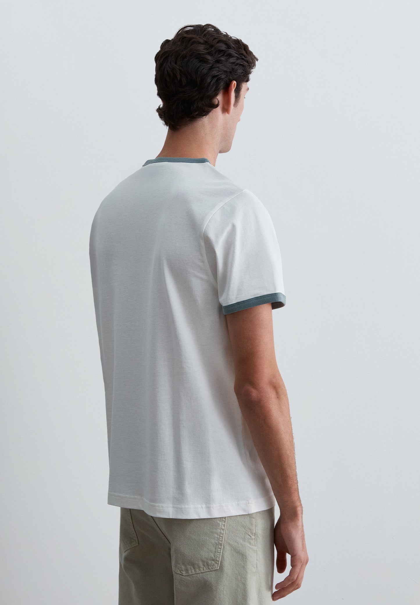 T-SHIRT COM NERVURAS EM CONTRASTE