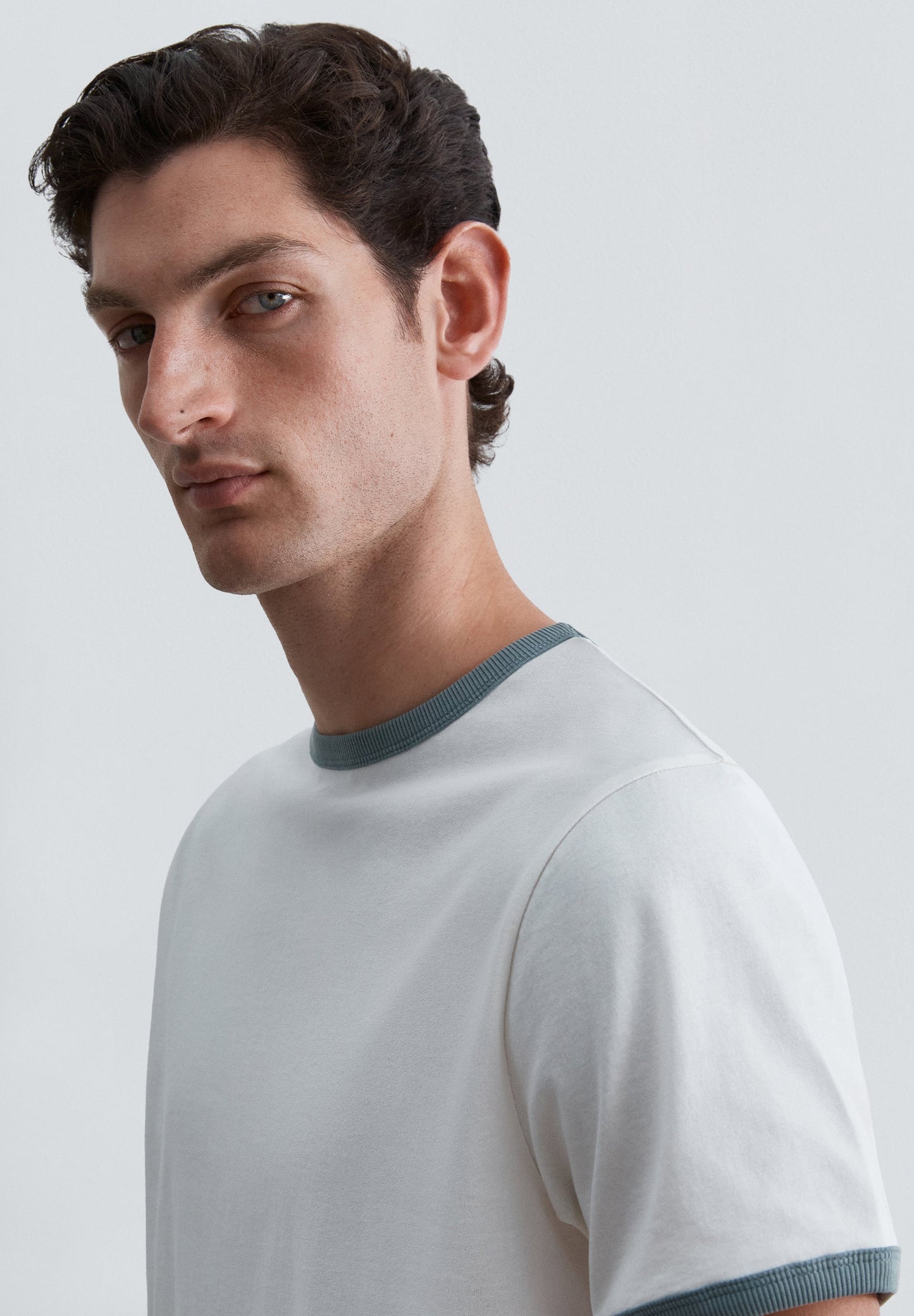 T-SHIRT COM NERVURAS EM CONTRASTE