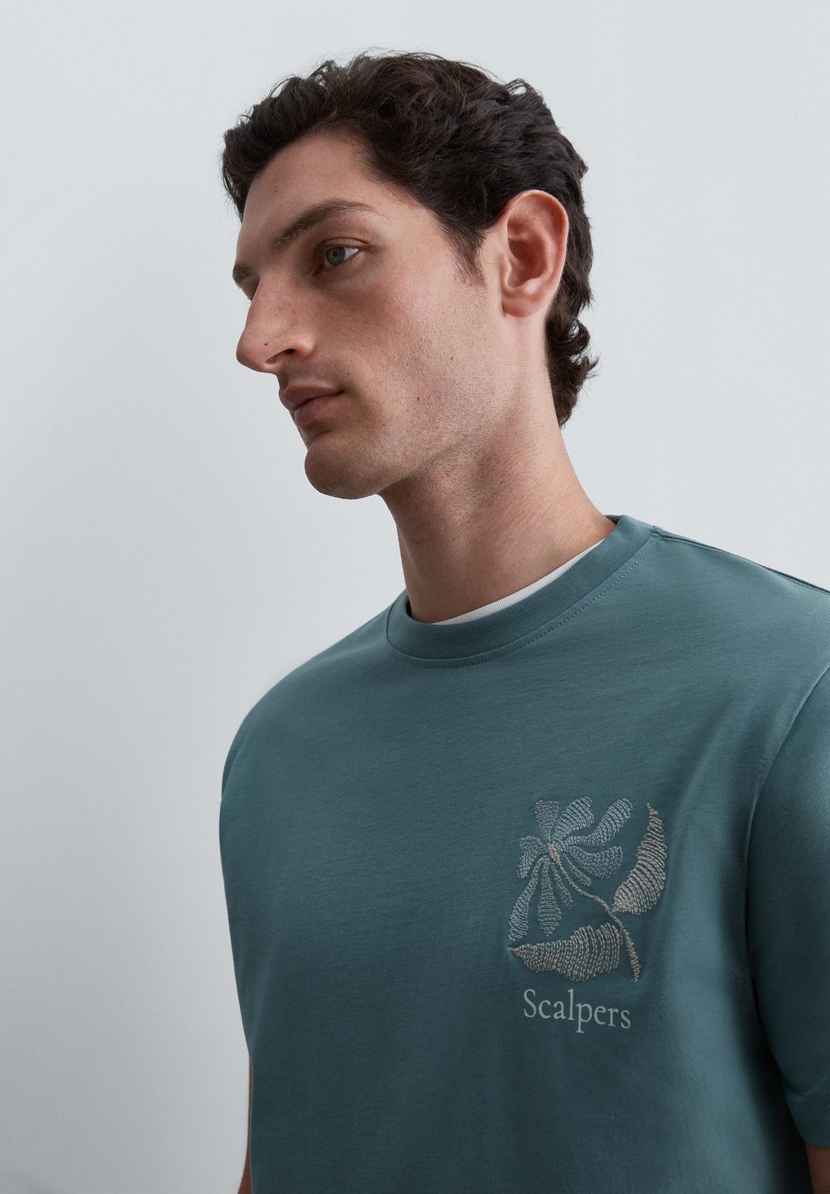 T-SHIRT REGULAR FIT BORDADA