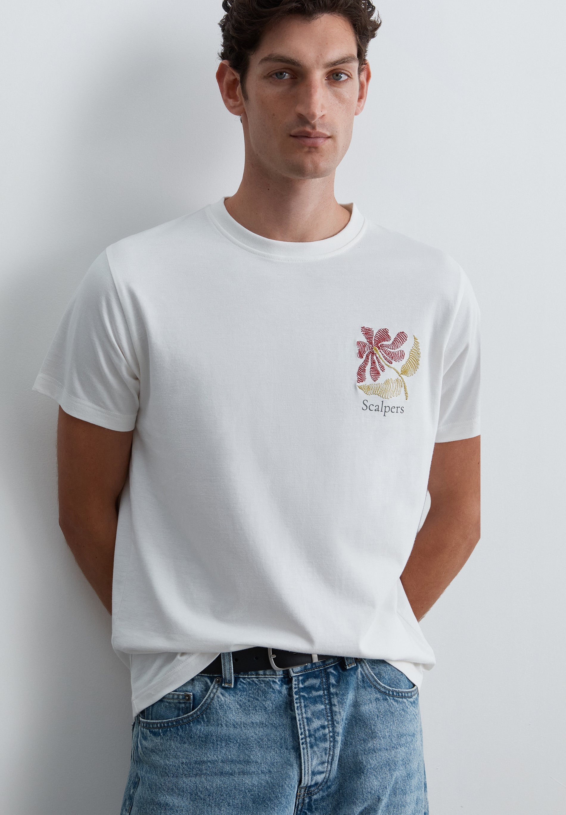 T-SHIRT REGULAR FIT BORDADA