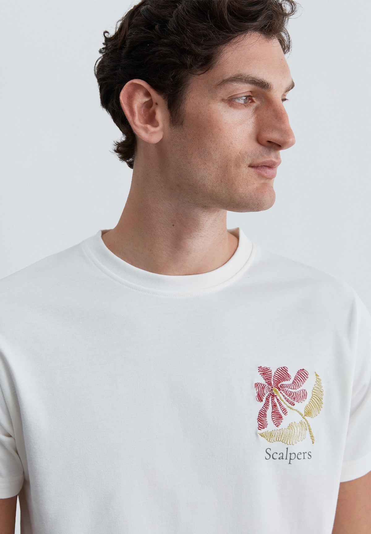 T-SHIRT REGULAR FIT BORDADA