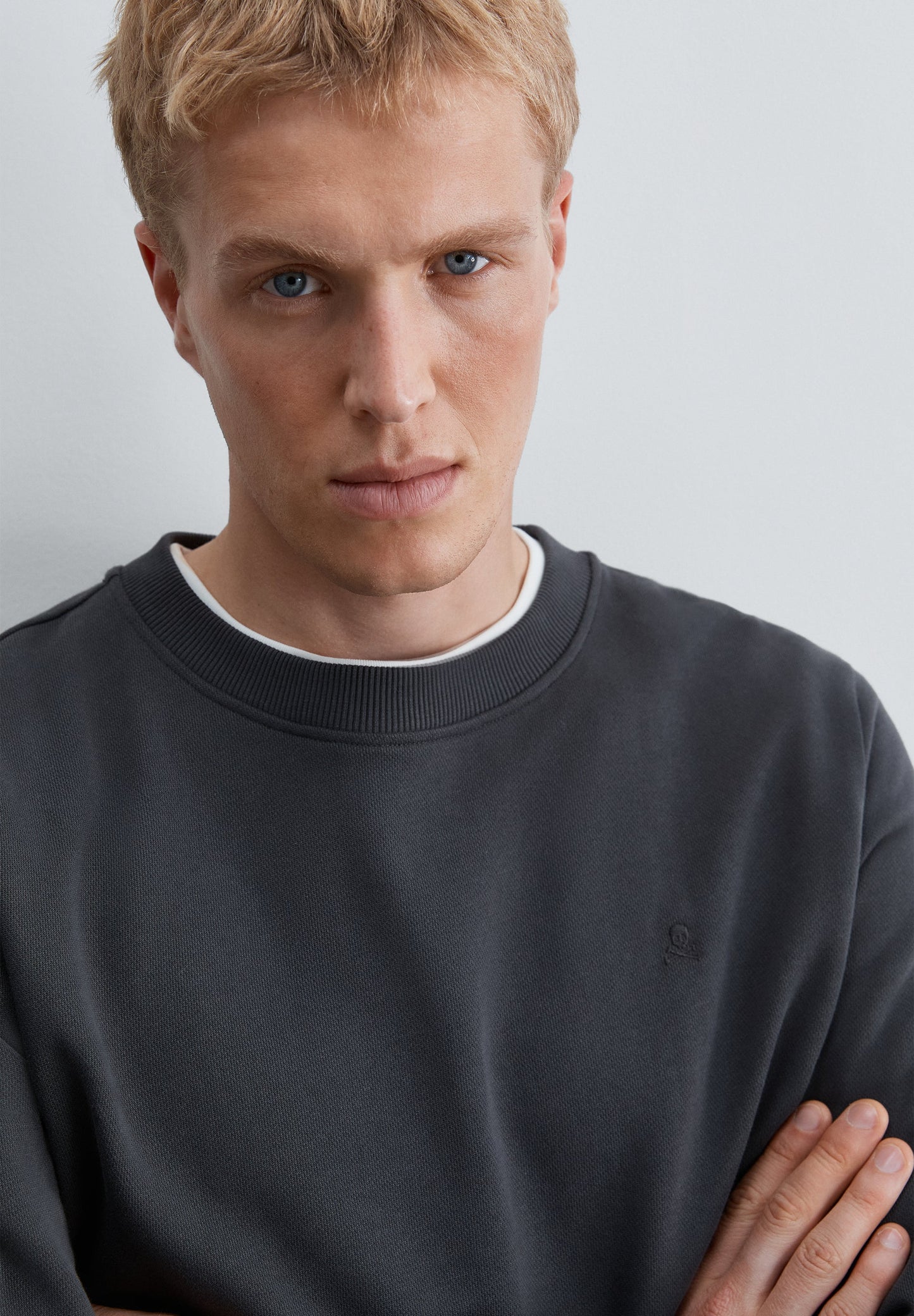 SWEATSHIRT CREWNECK COM BORDADO NO TOM