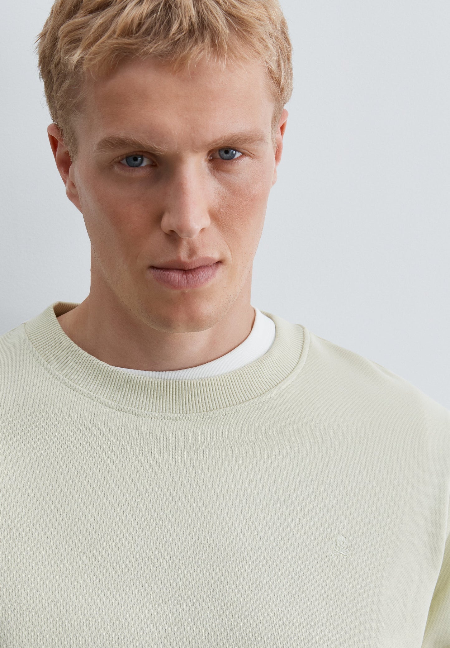 SWEATSHIRT CREWNECK COM BORDADO NO TOM