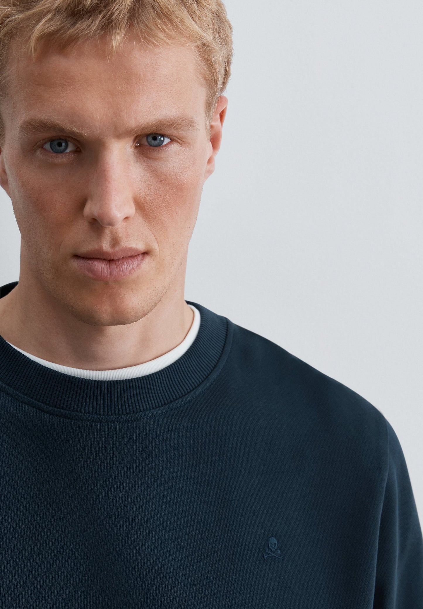 SWEATSHIRT CREWNECK COM BORDADO NO TOM