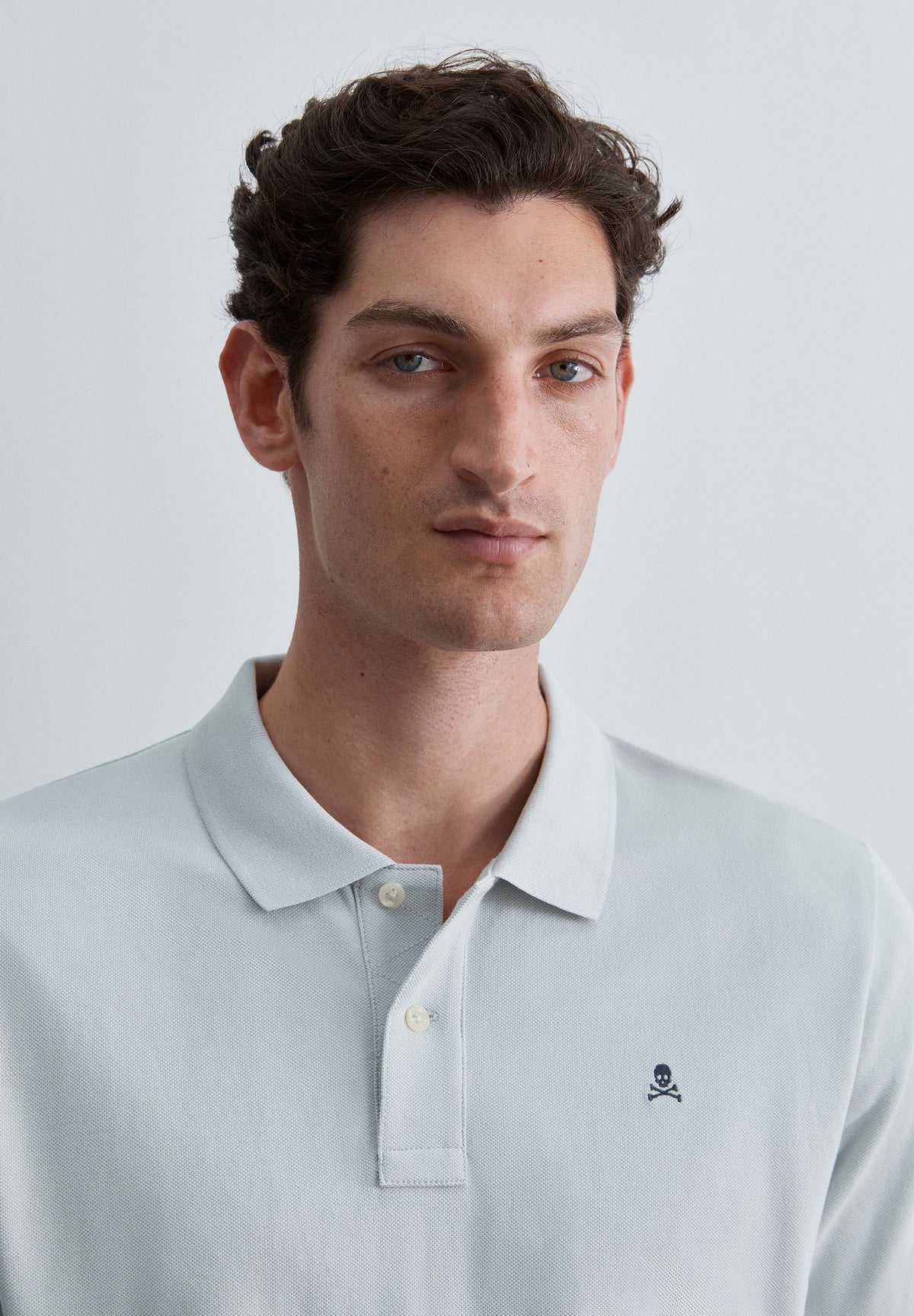 CAMISA POLO PIQUÉ COM SKULL EM CONTRASTE