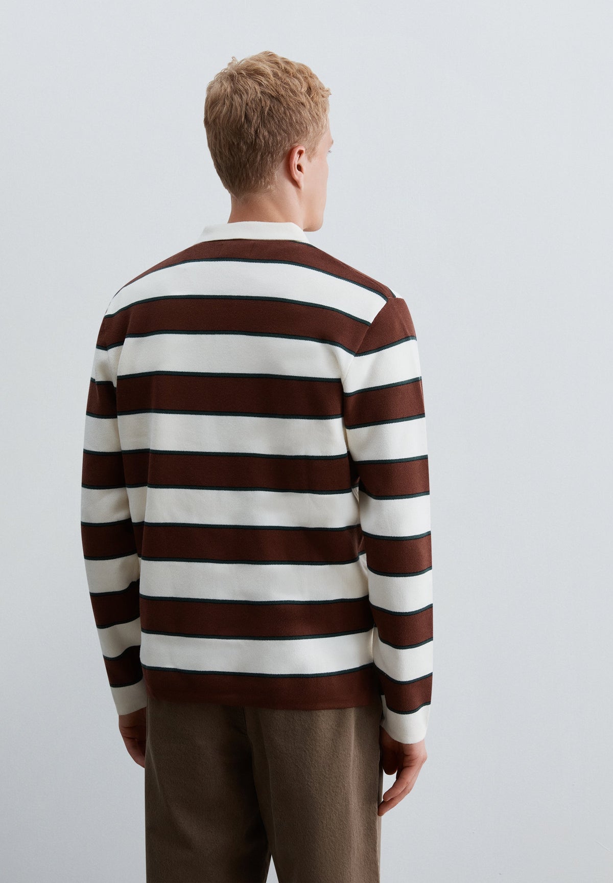SWEATER COM COLARINHO DE POLO ÀS RISCAS