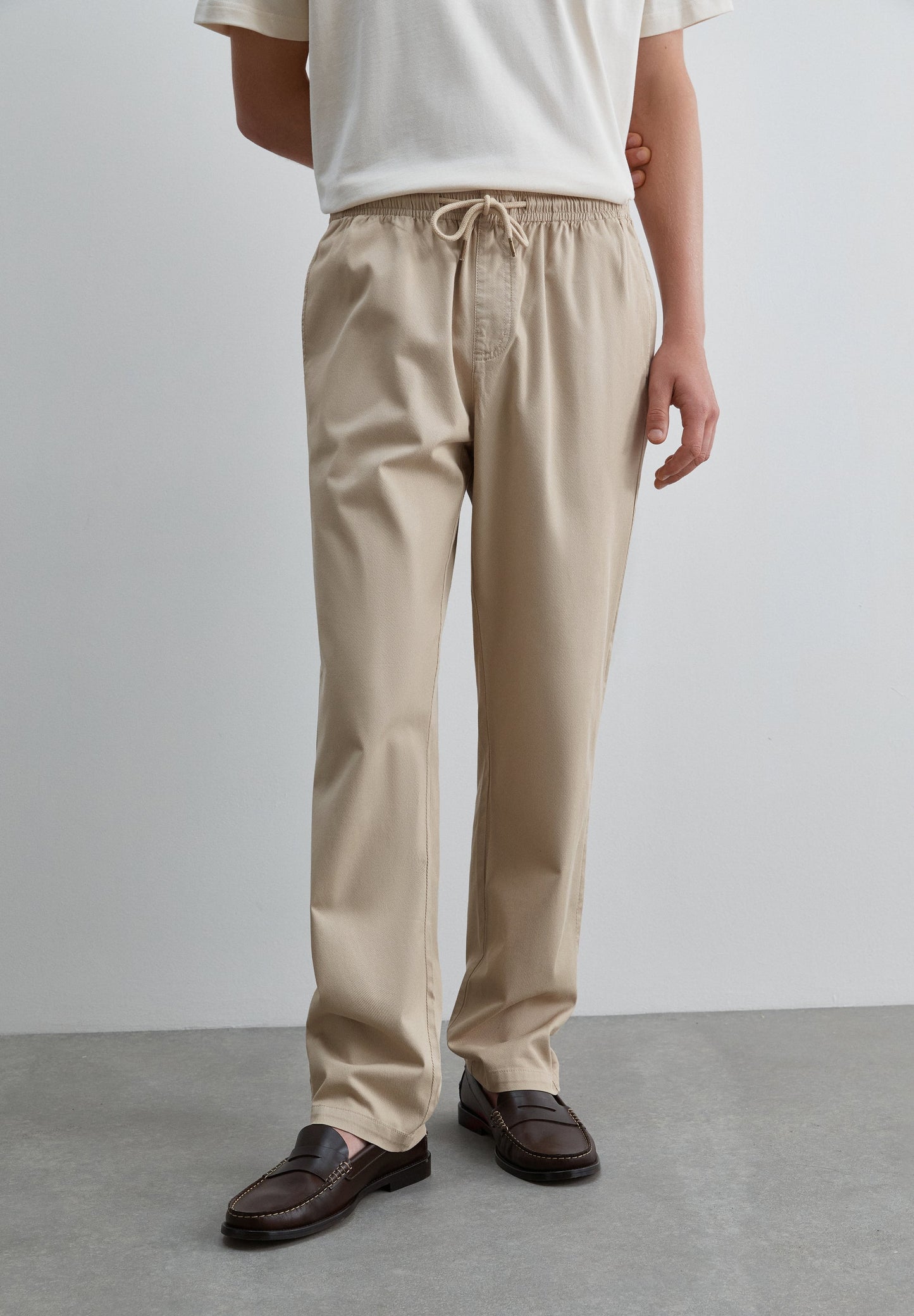 CALÇAS RELAXED FIT COM CORDÃO