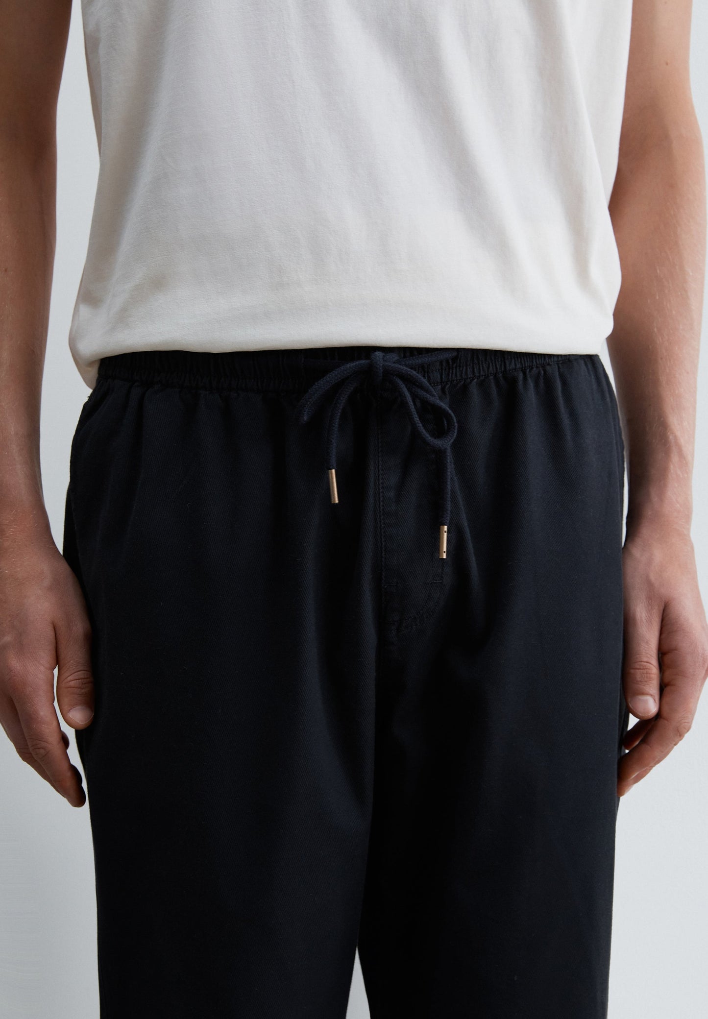 CALÇAS RELAXED FIT COM CORDÃO