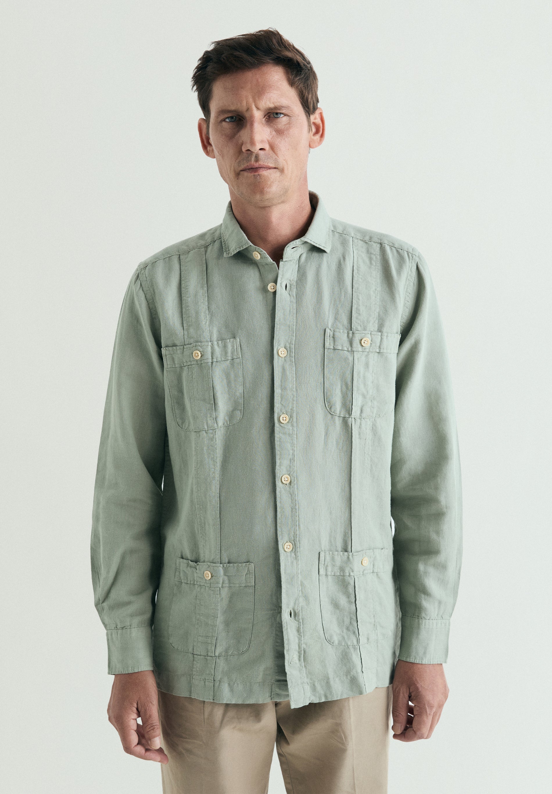 CAMISA TIPO CASACO SAFARI EM LINHO
