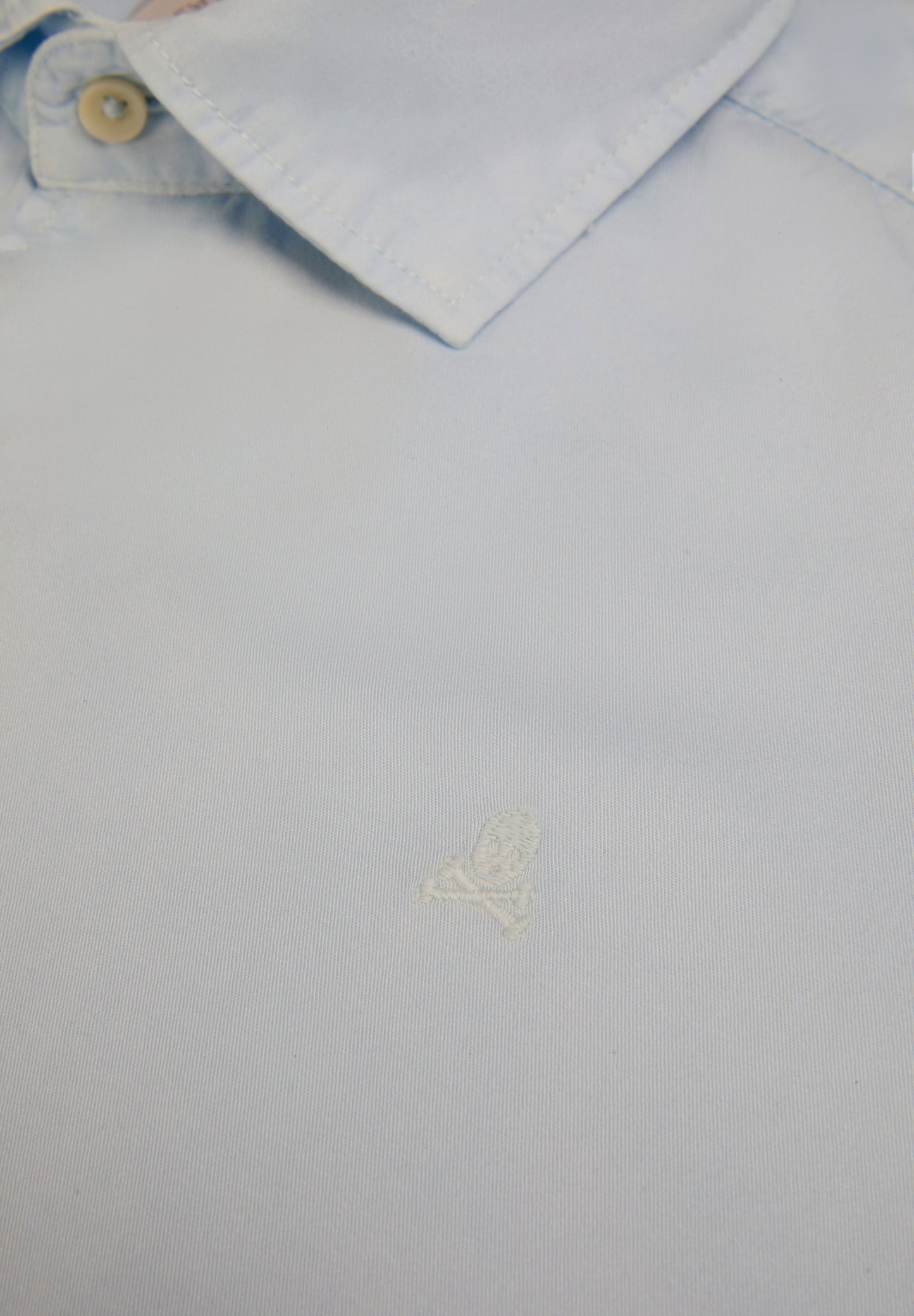 CAMISA COM SKULL BORDADA NO TOM