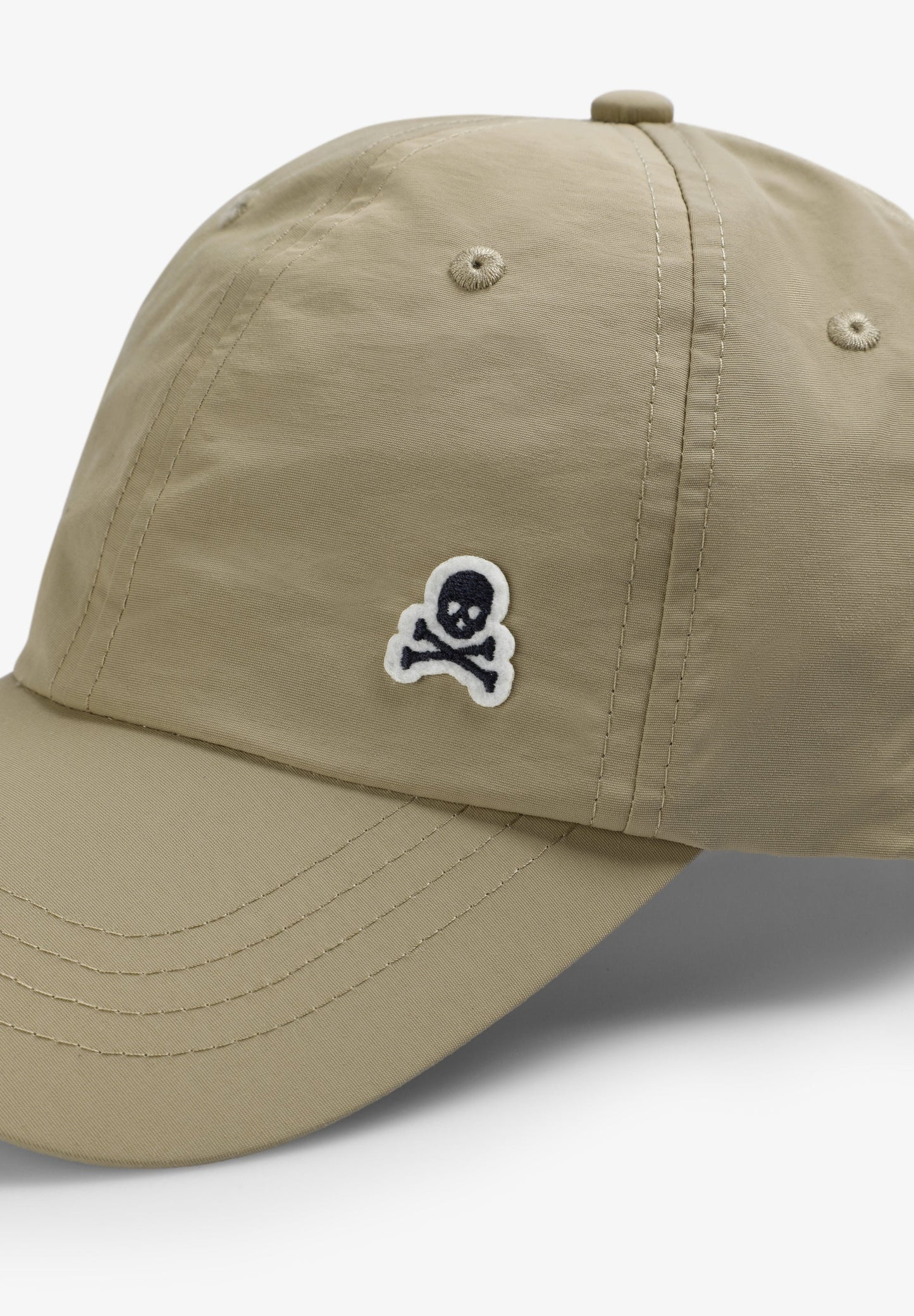BONÉ COM SKULL BORDADA