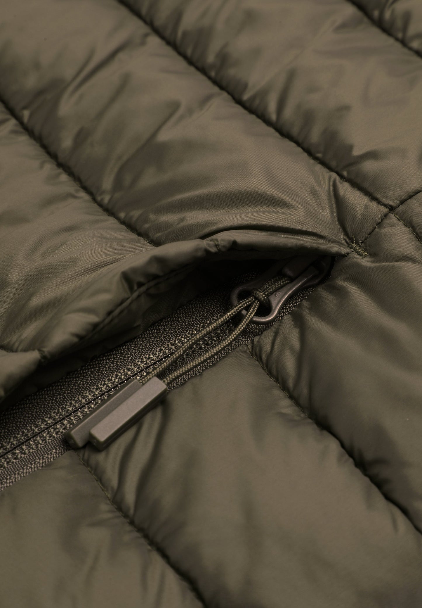 COLETE ACOLCHOADO COM SKULL E REMENDO