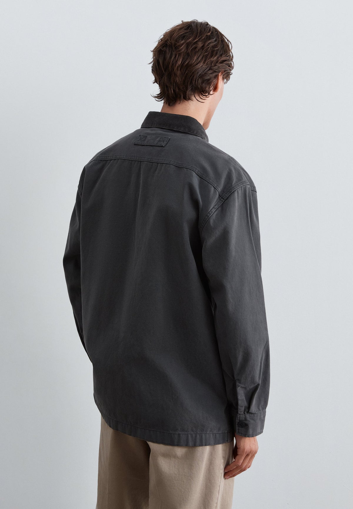 CAMISA COMPRIDA COM BOLSOS DESBOTADA