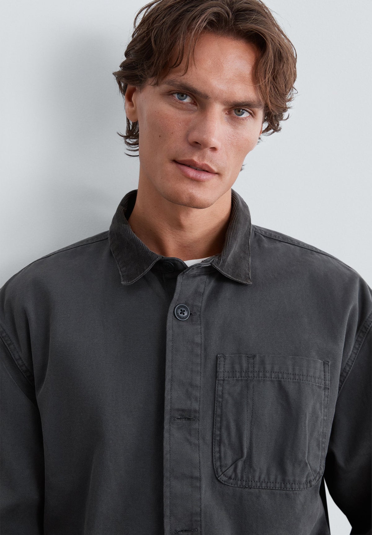 CAMISA COMPRIDA COM BOLSOS DESBOTADA