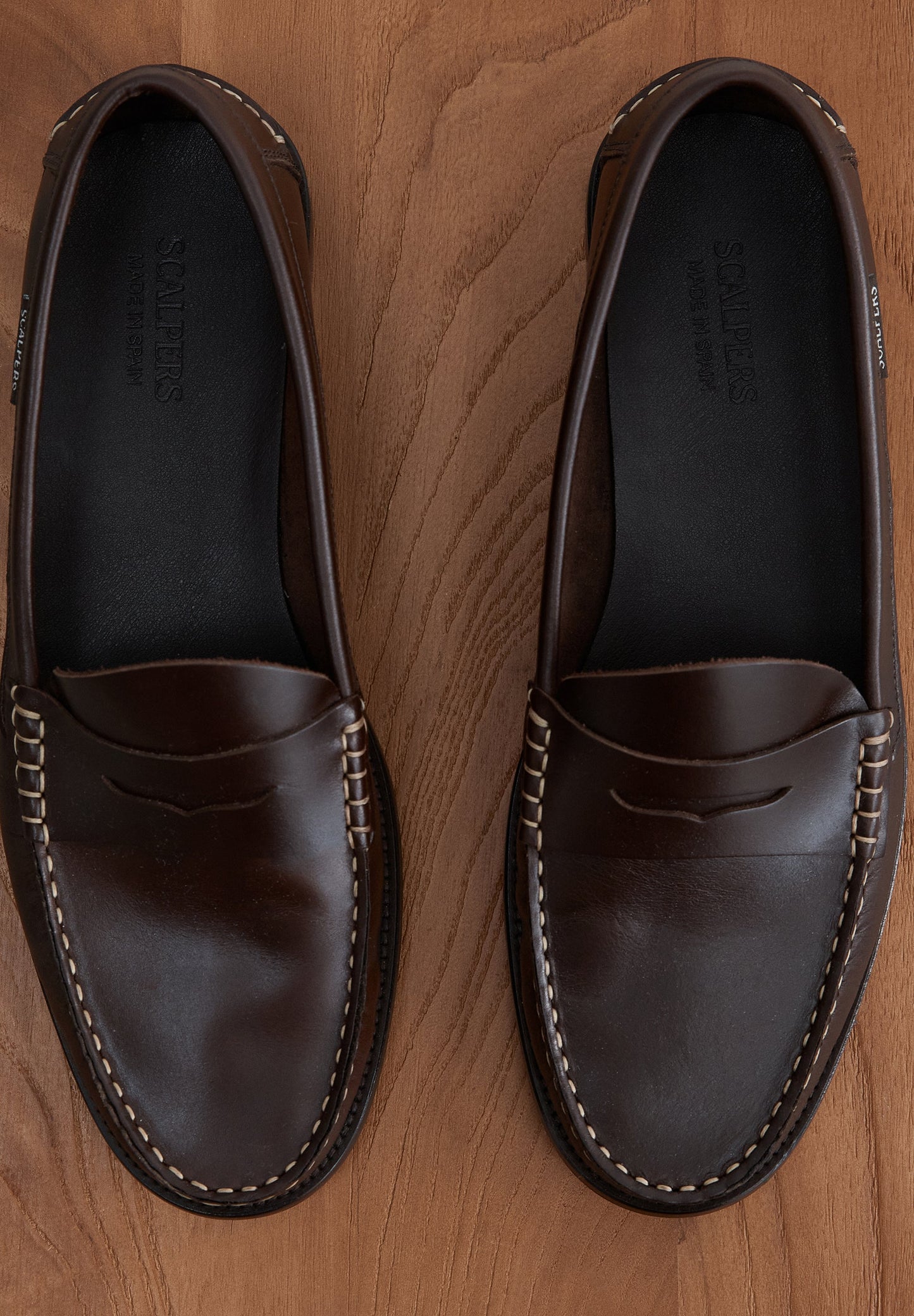 MOCASSINS DE PELE COM COSTURA EM CONTRASTE