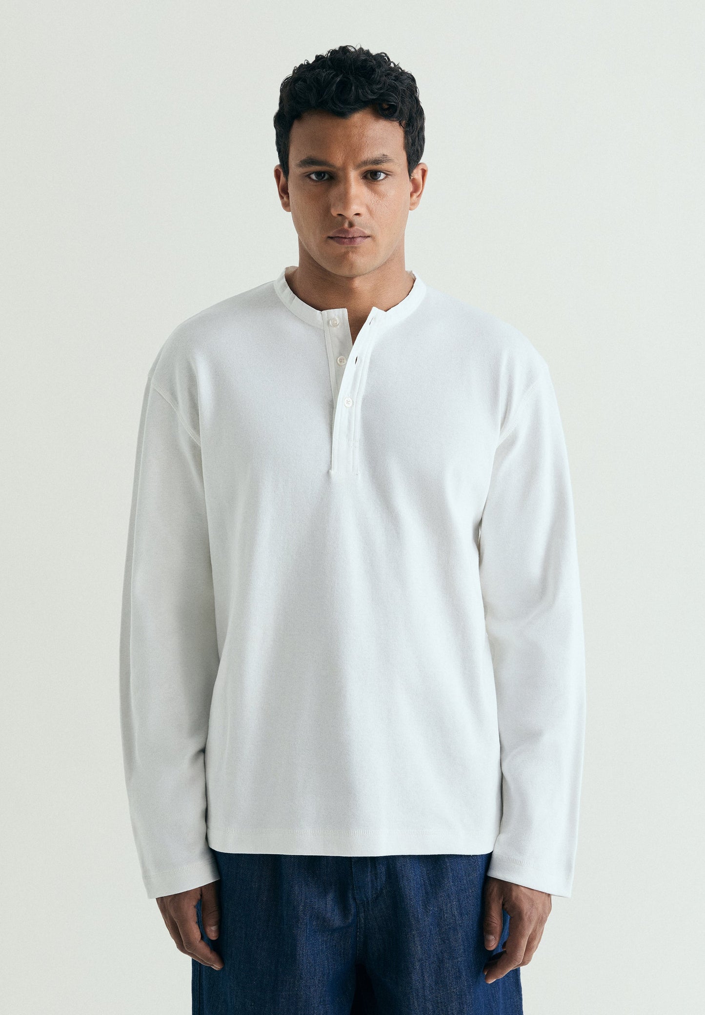 T-SHIRT COM DECOTE DE BOTÕES