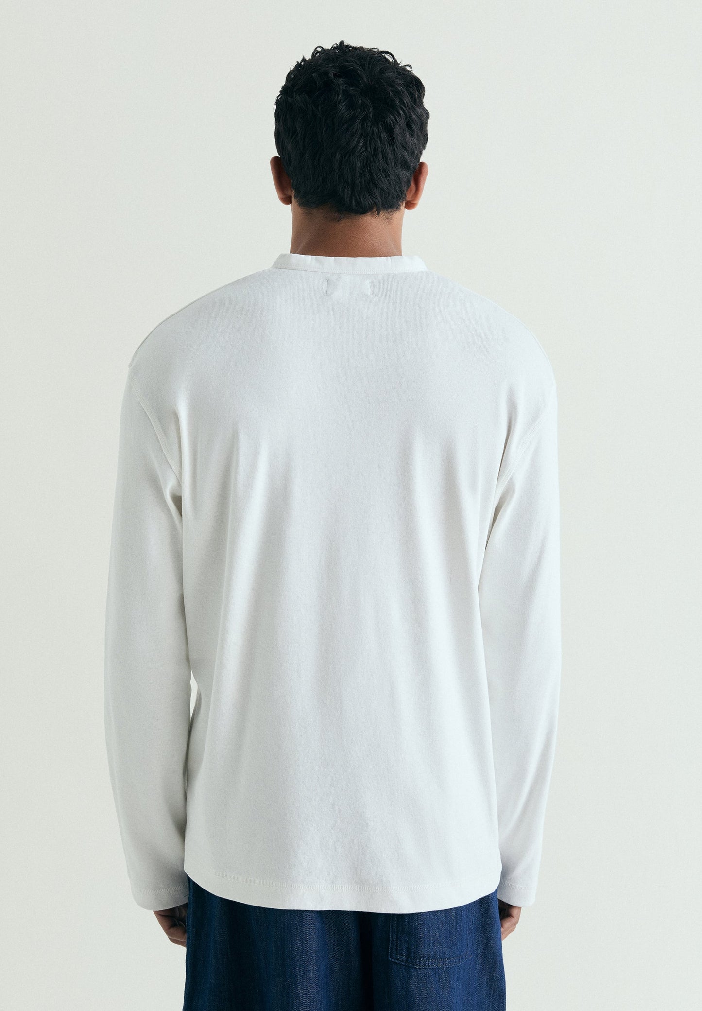 T-SHIRT COM DECOTE DE BOTÕES