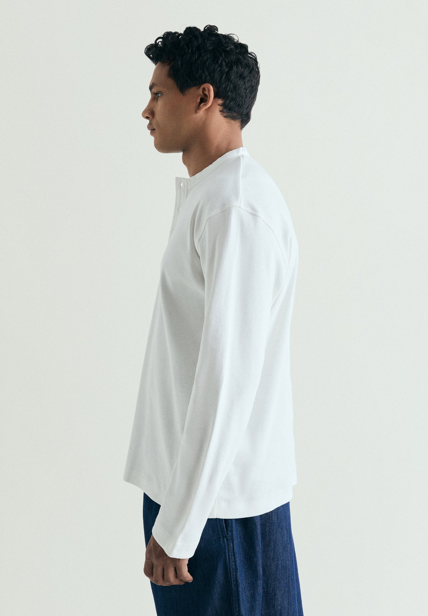 T-SHIRT COM DECOTE DE BOTÕES