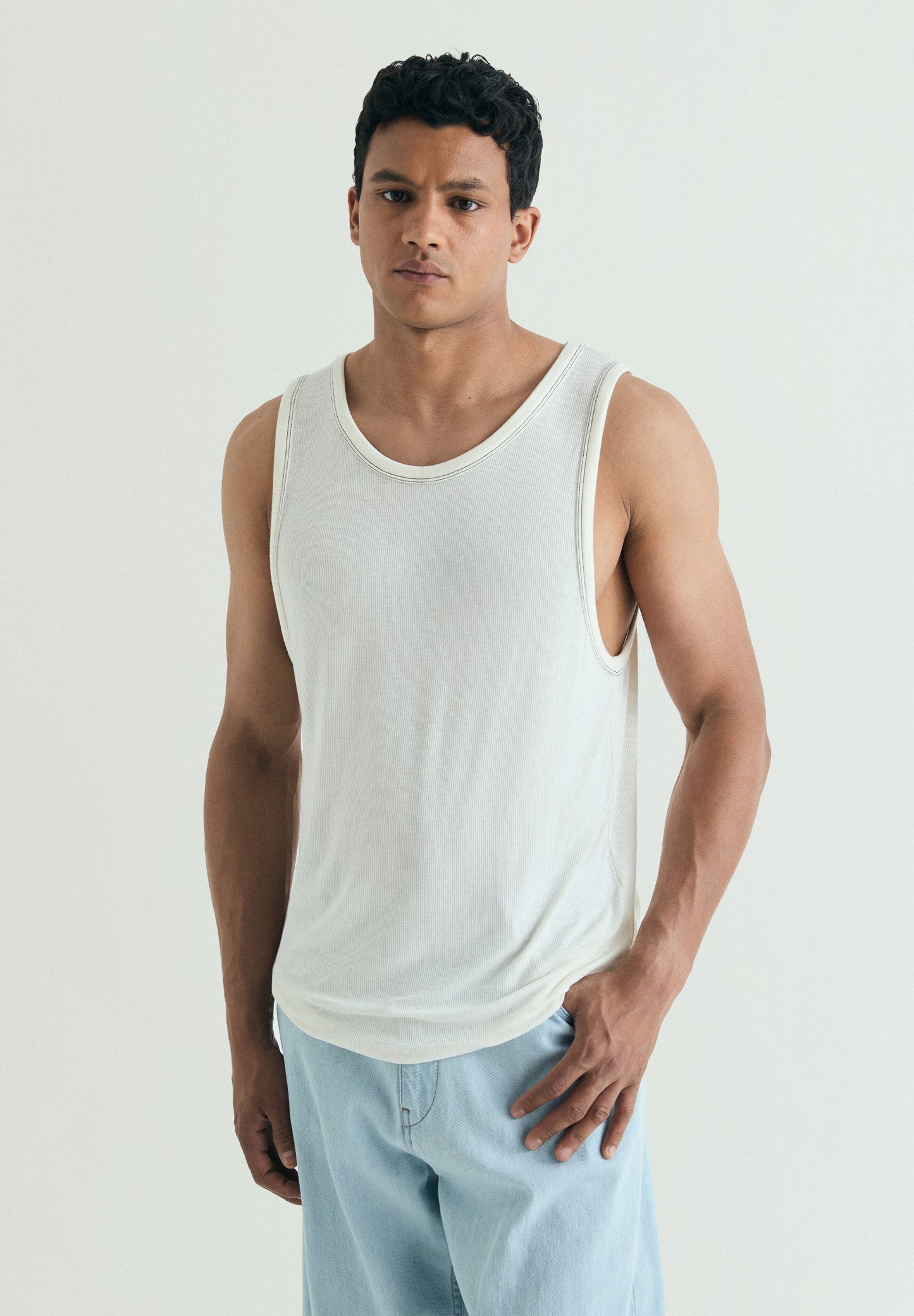 TANK TOP COM COSTURAS EM CONTRASTE