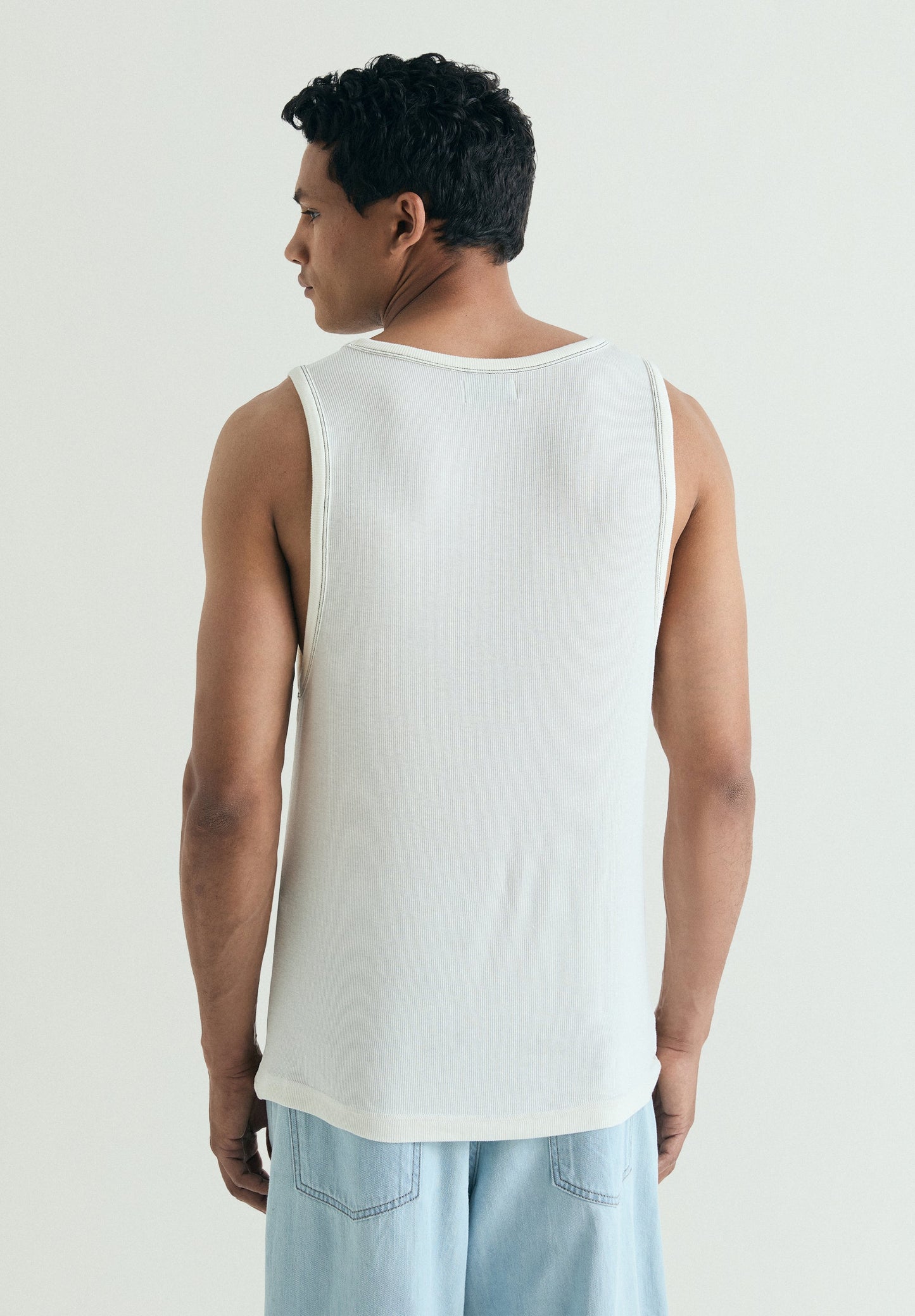 TANK TOP COM COSTURAS EM CONTRASTE