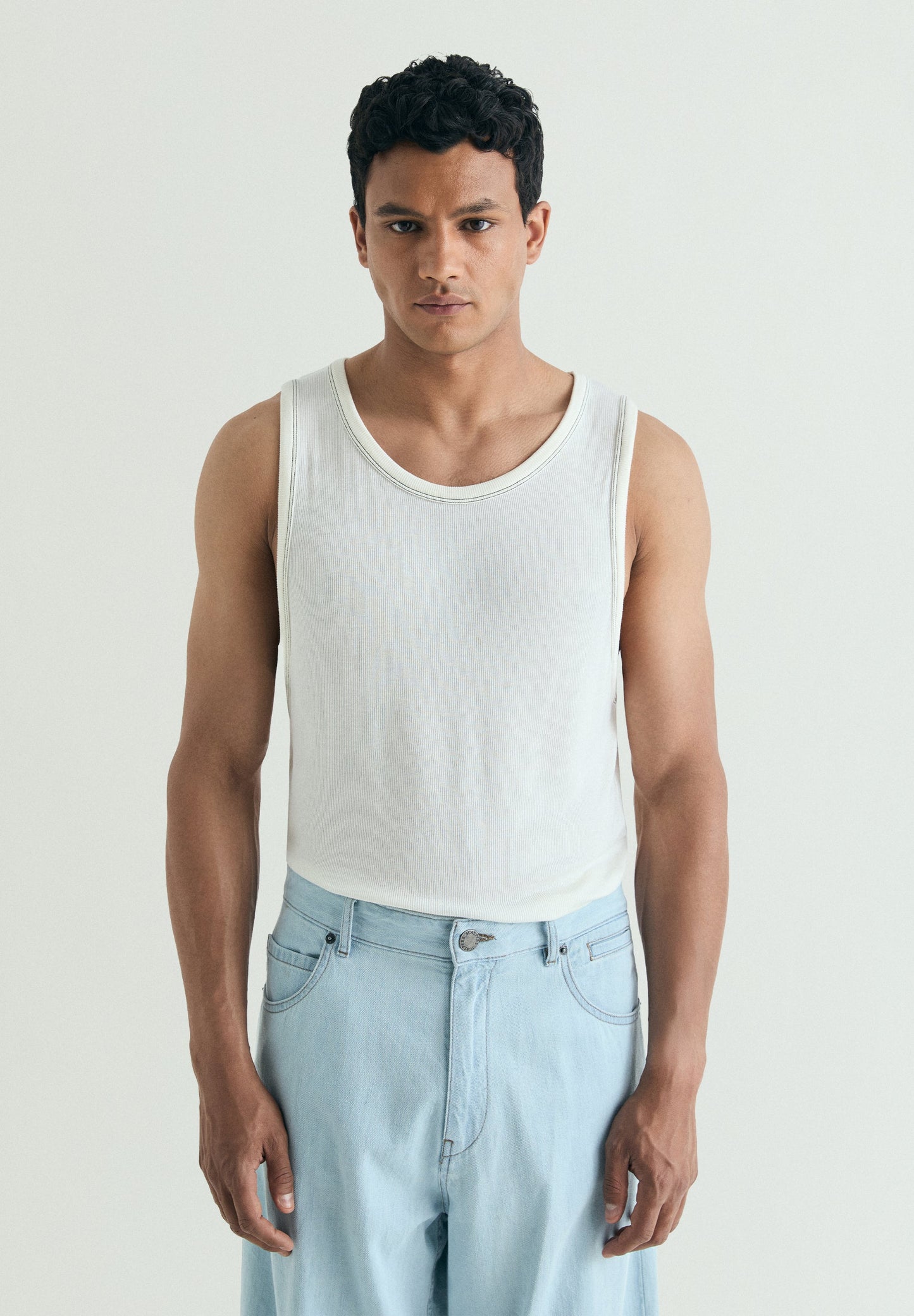 TANK TOP COM COSTURAS EM CONTRASTE