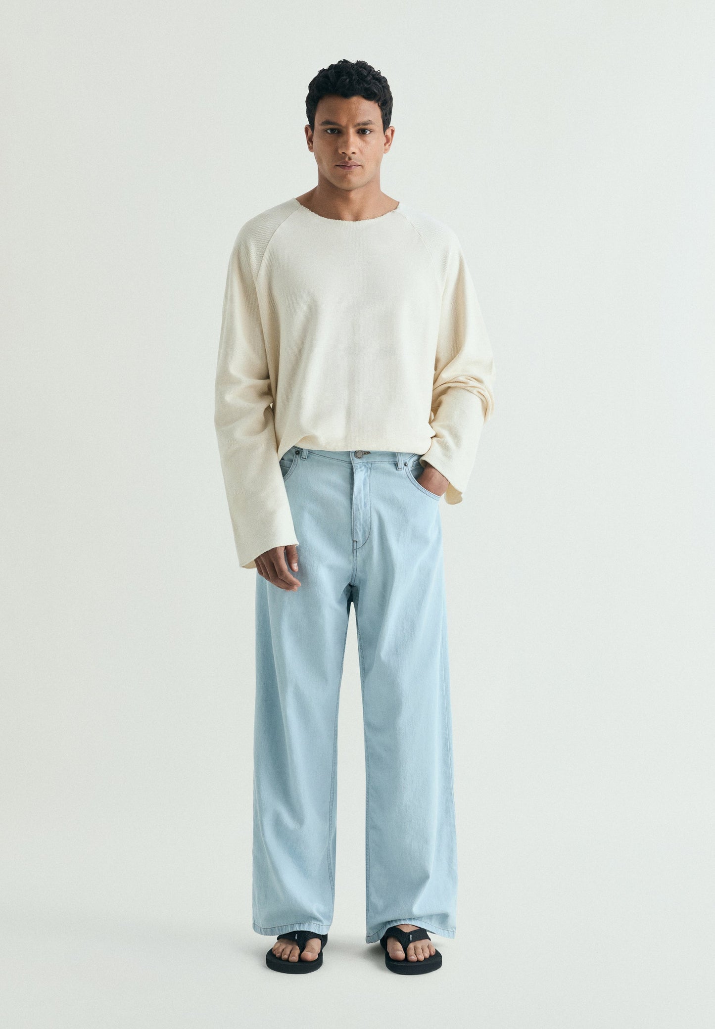 JEANS EM DENIM LEVE DE ALGODÃO