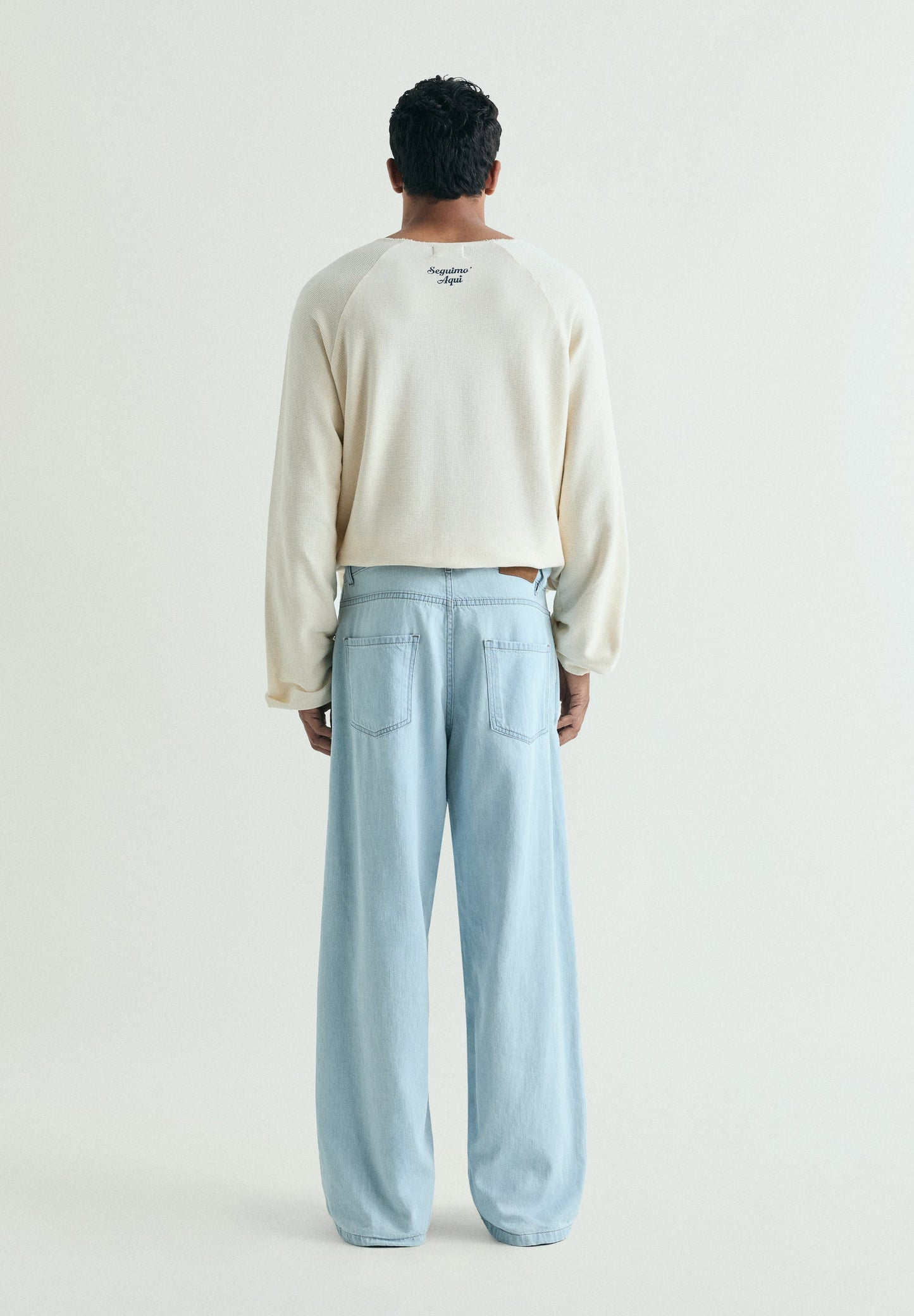 JEANS EM DENIM LEVE DE ALGODÃO