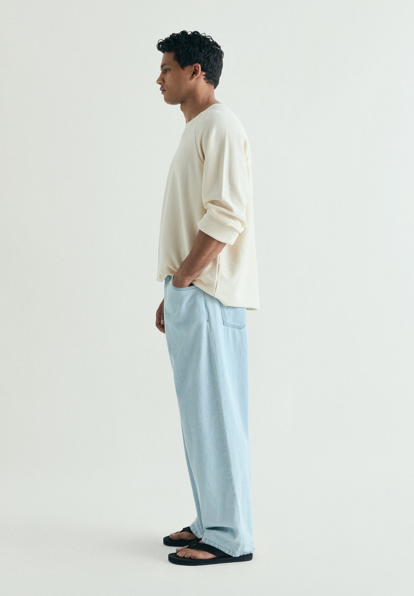 JEANS EM DENIM LEVE DE ALGODÃO