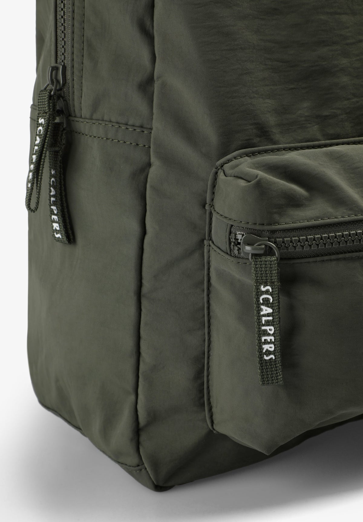 MOCHILA COM LOGÓTIPO EM PADRÃO