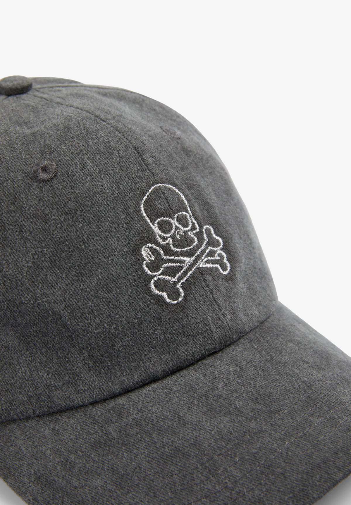 BONÉ COM SKULL E FIO METALIZADO
