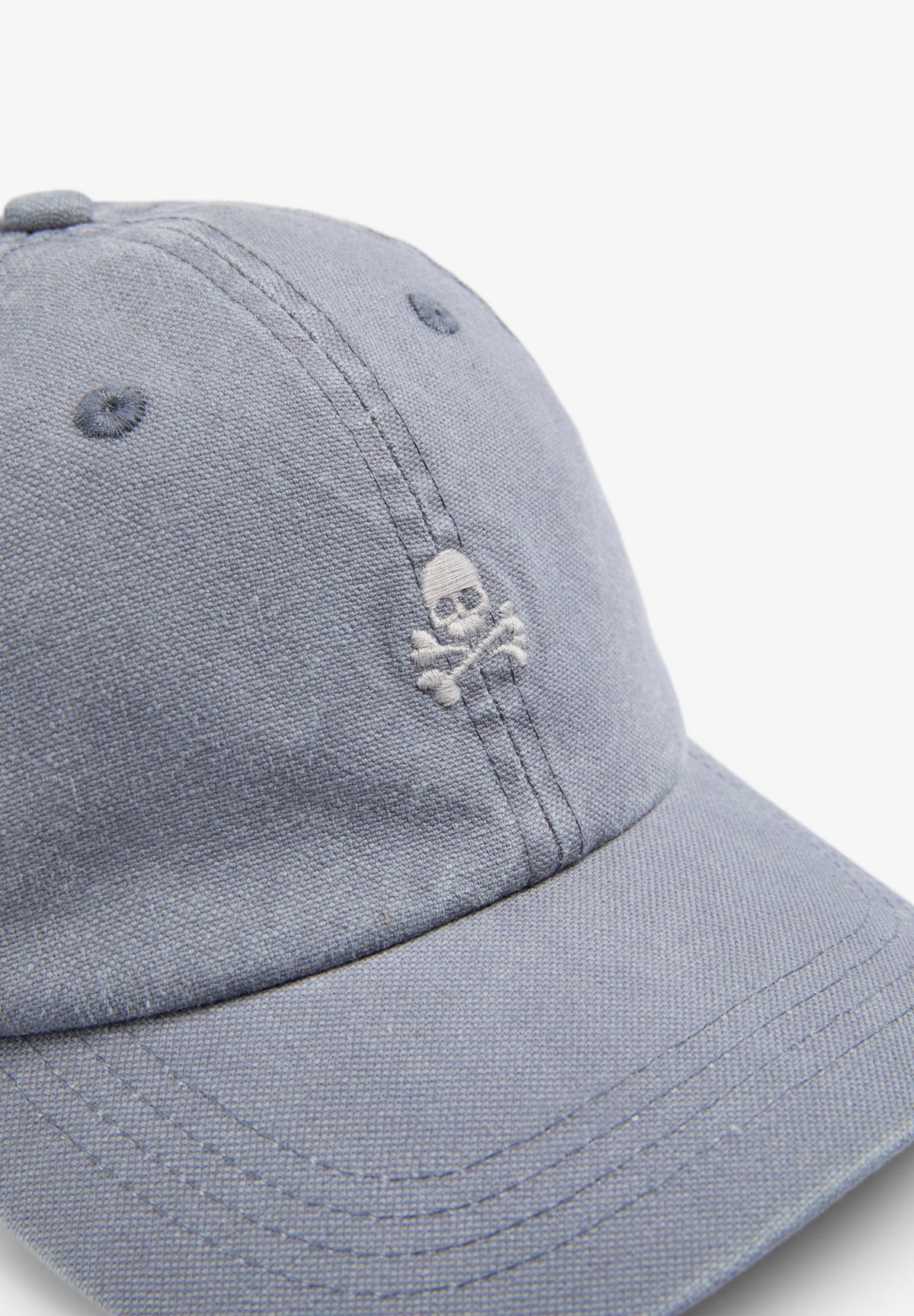 BONÉ COM SKULL BORDADA