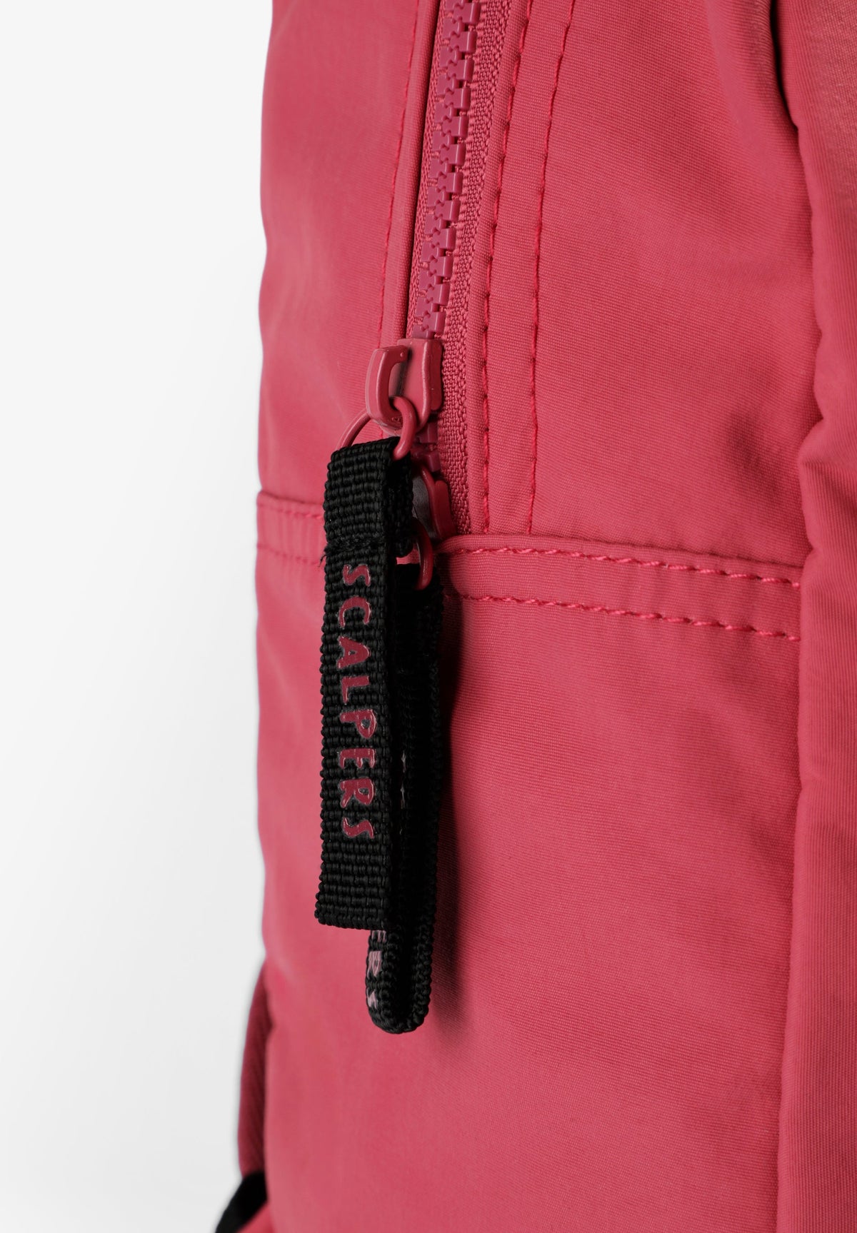MOCHILA COM LOGÓTIPO ENGOMADO